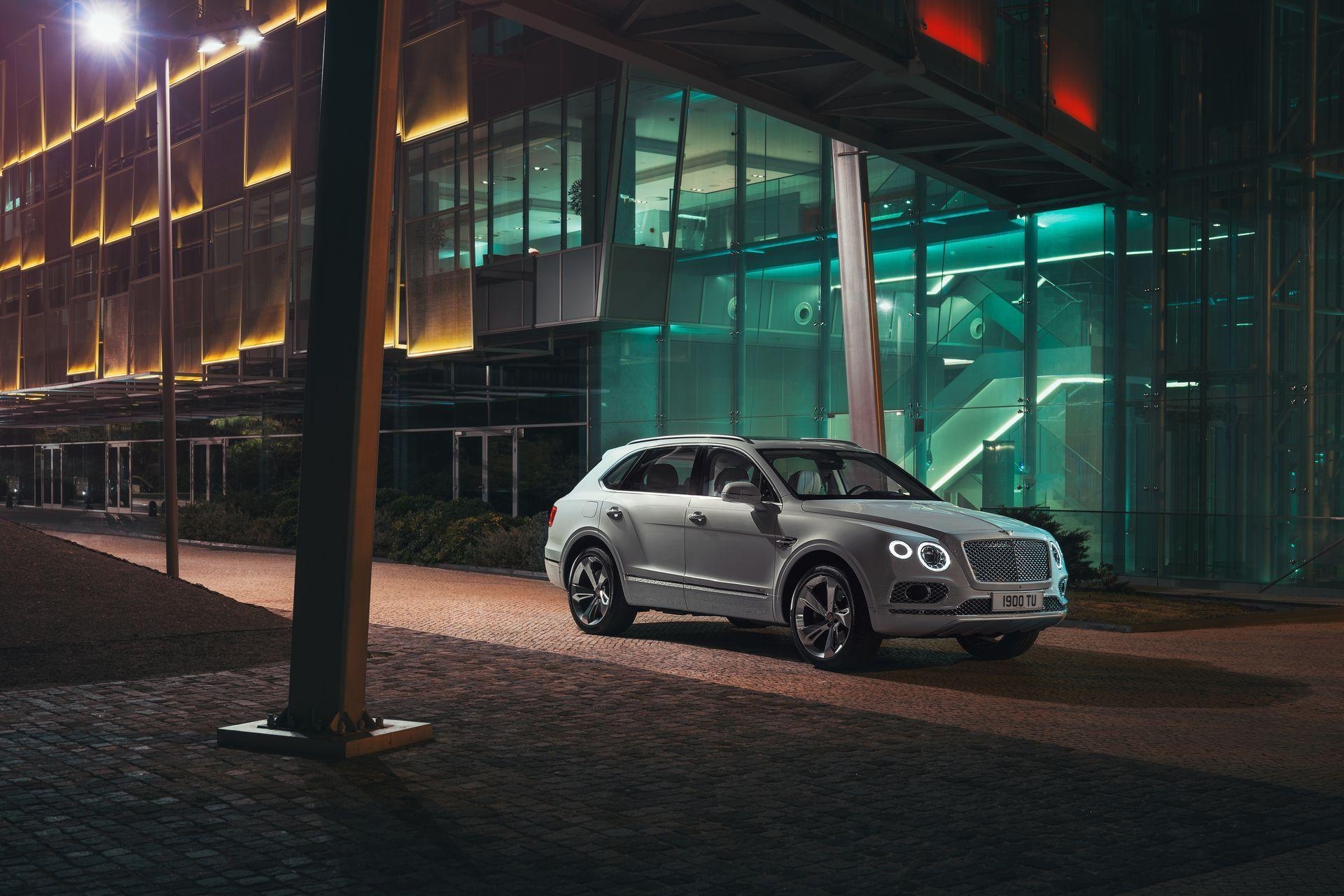 1920x1280 Bentley Bentayga Plug In Hybrid Debuts In Geneva, Desktop