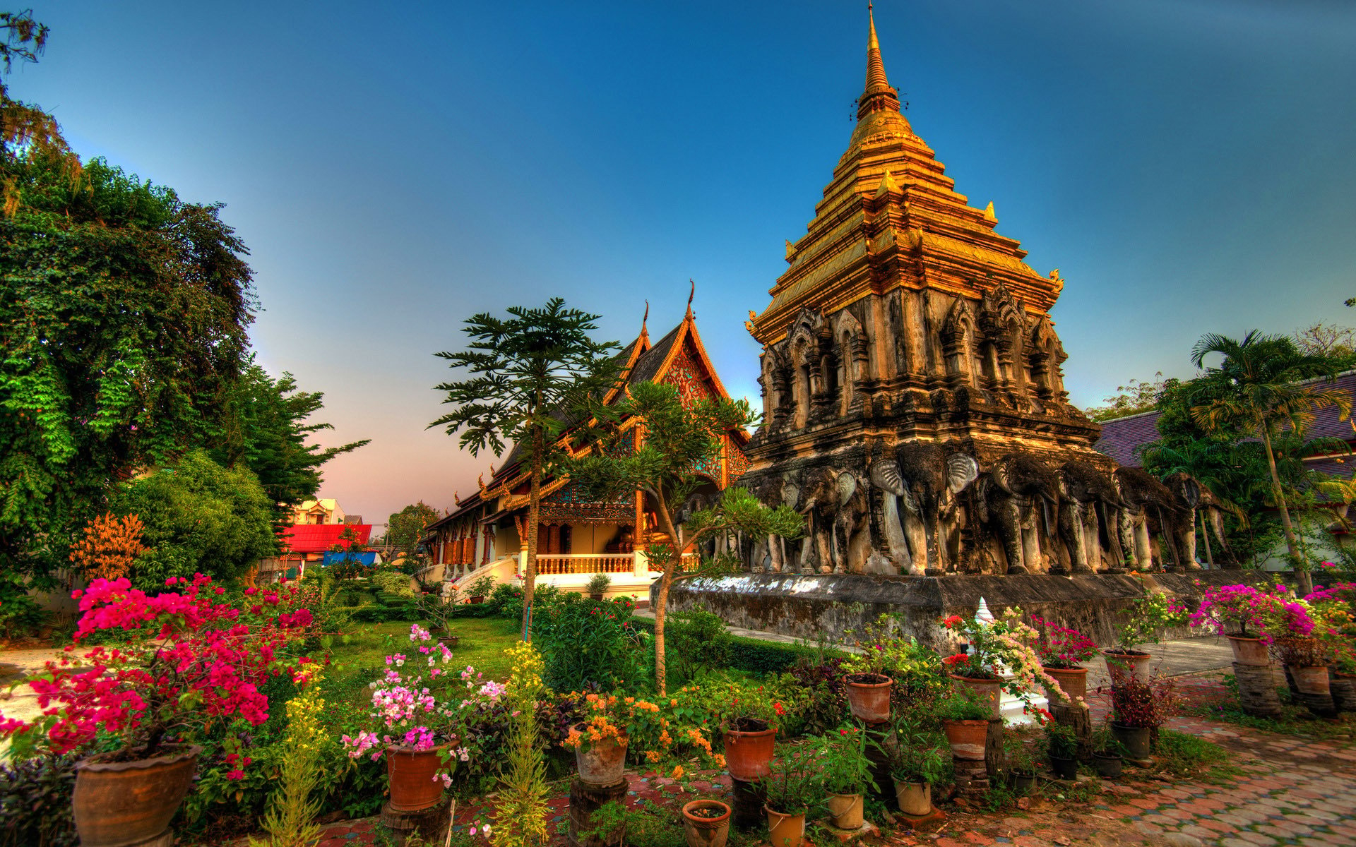 1920x1200 Temple complex in the resort of Chiang Mai, Thailand wallpaper, Desktop