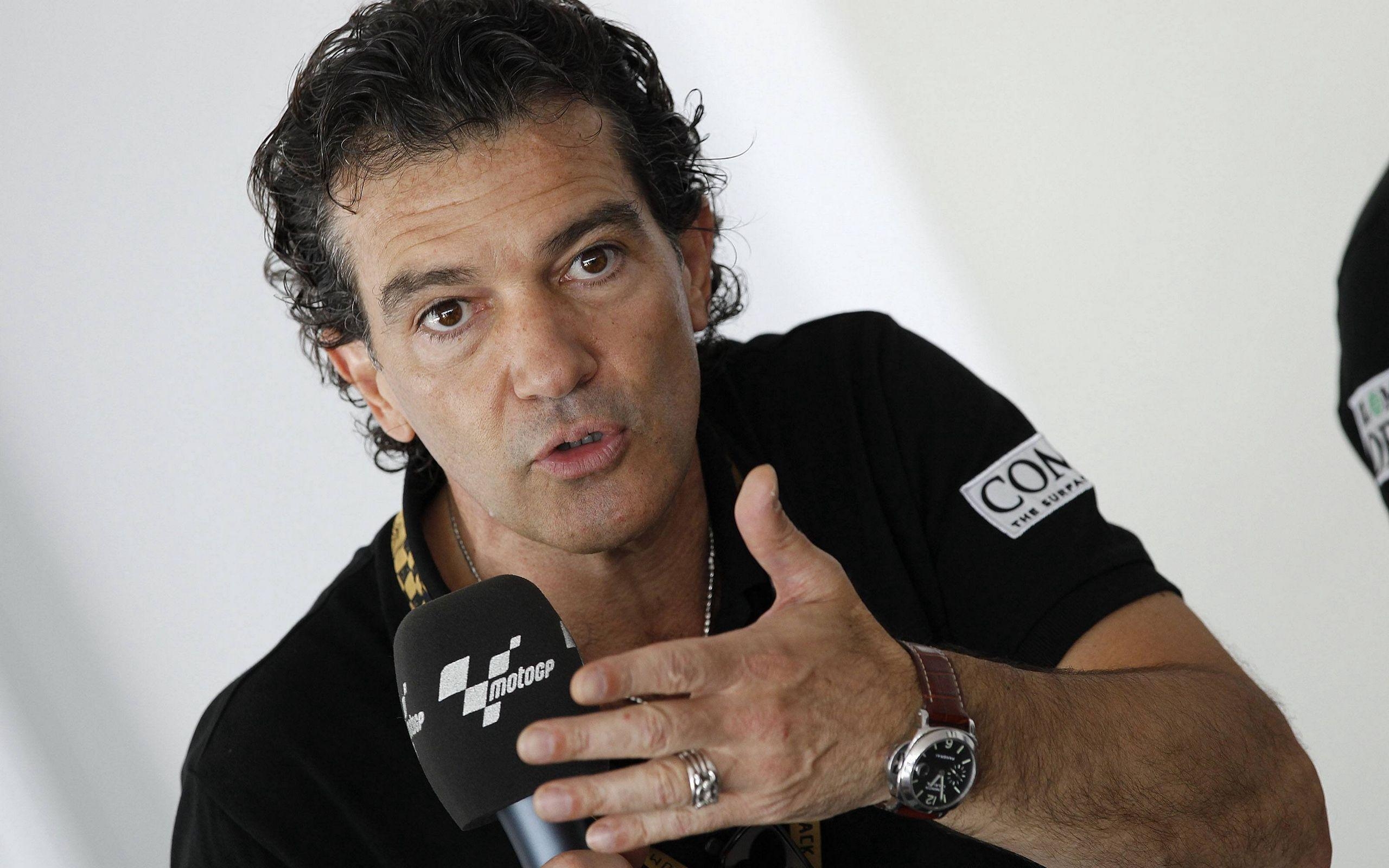 2560x1600 Download wallpaper  antonio banderas, microphone, actor, Desktop