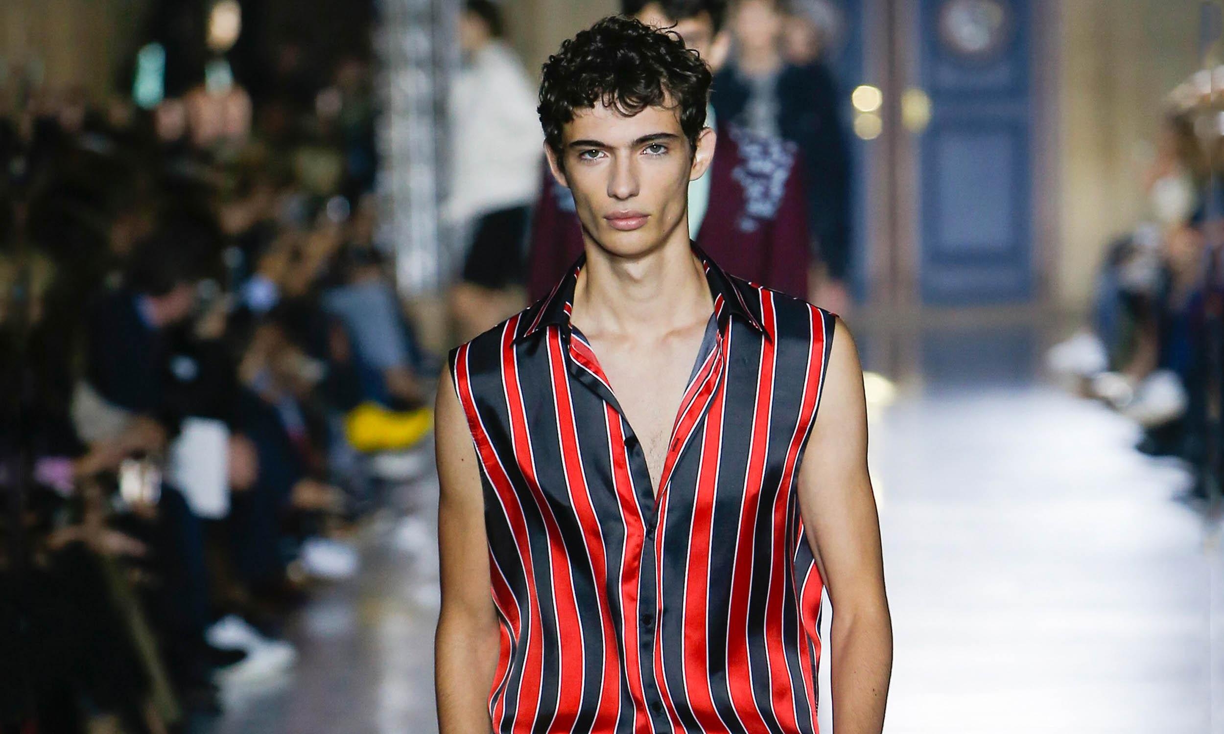 2500x1500 Male model, Piero Mendez, walking the catwalk at Givenchy SS18 m, Desktop