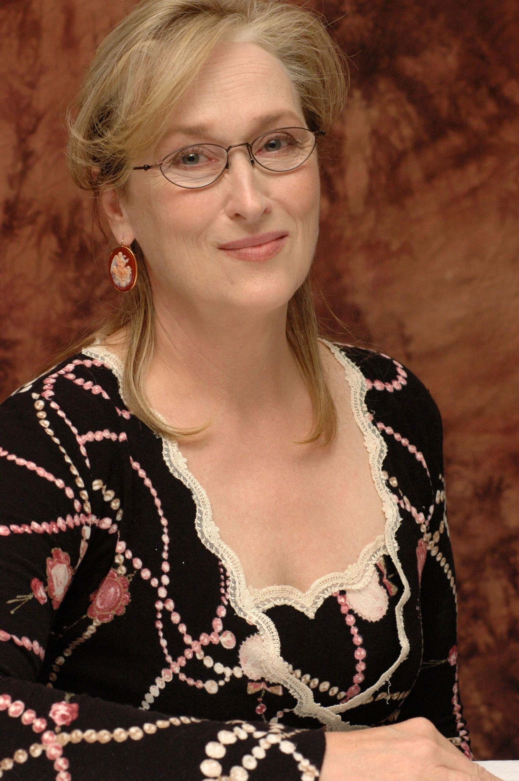 1710x2560 Wallpaper Wallbase Beauty: Meryl Streep, Phone