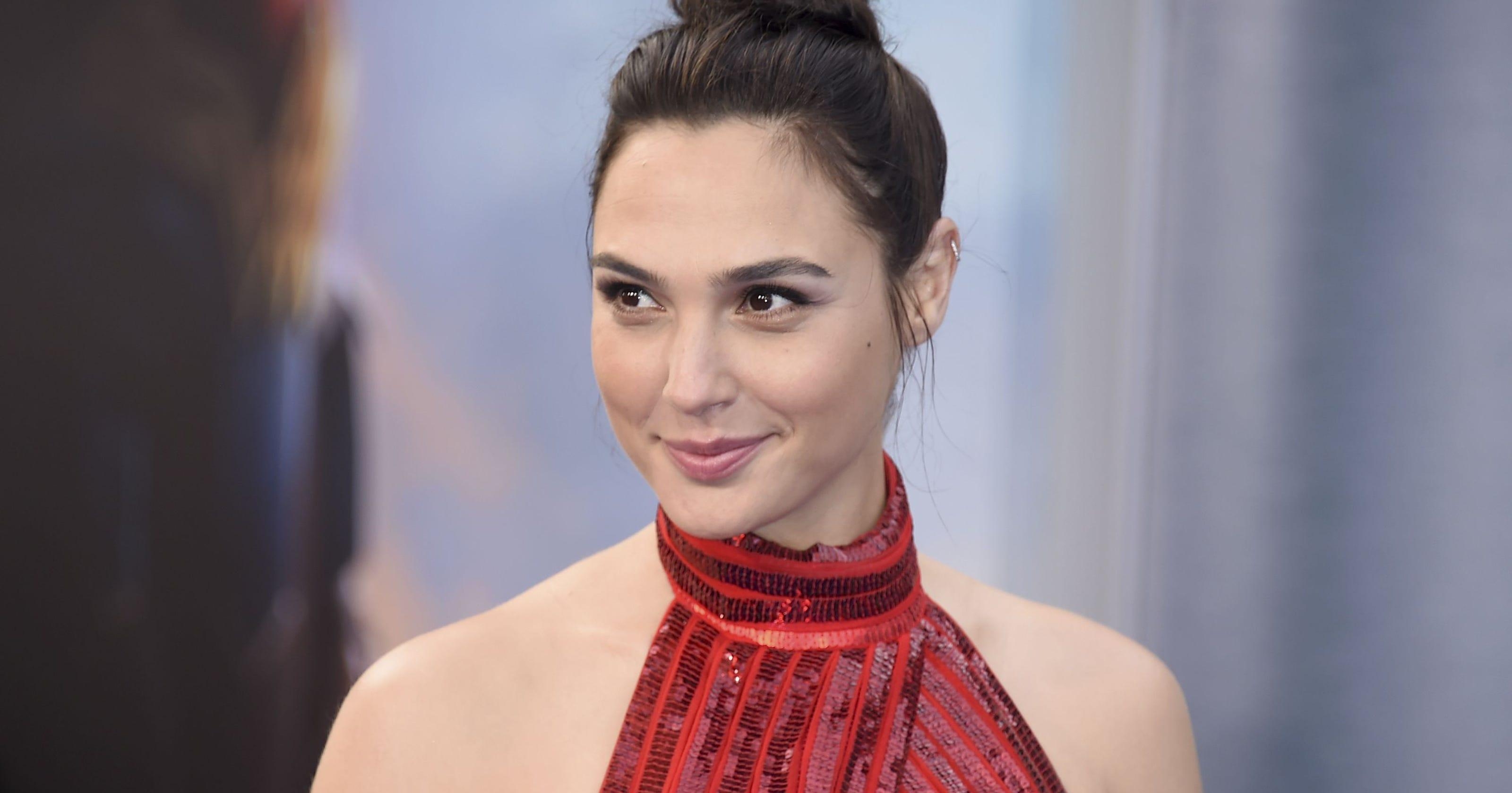 3200x1680 Gal Gadot trades 'Wonder Woman' costume for swimsuit during, Desktop