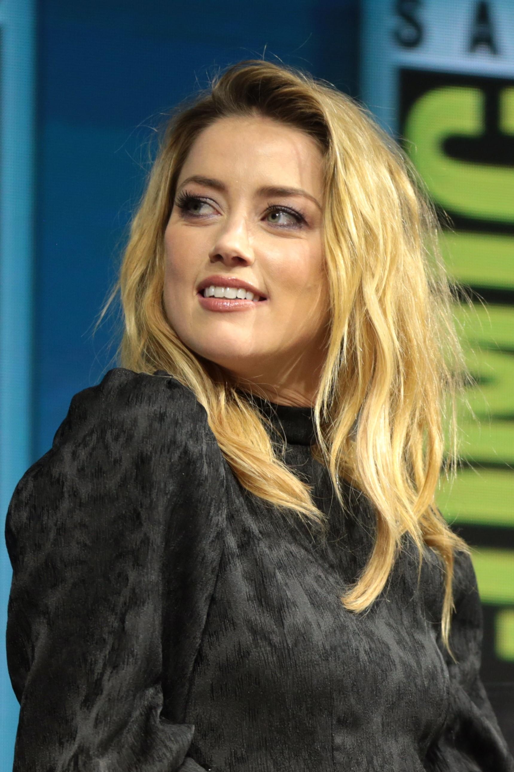 1720x2580 Amber Heard, Phone