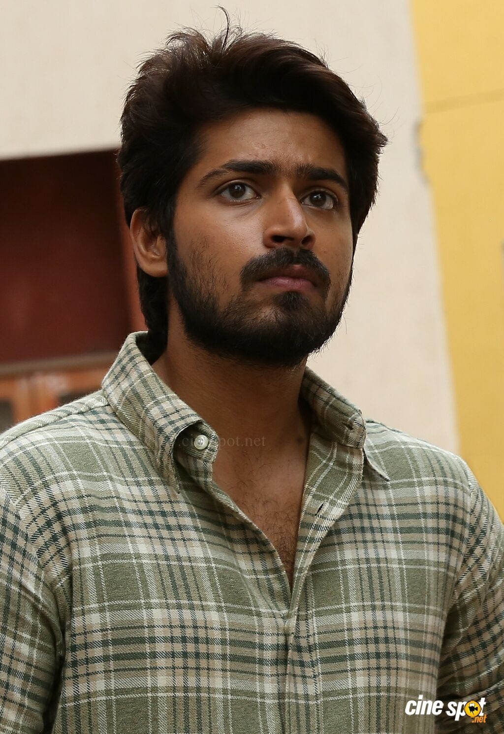 1030x1490 Harish Kalyan in Ispade Rajavum Idhaya Raniyum (10), Phone