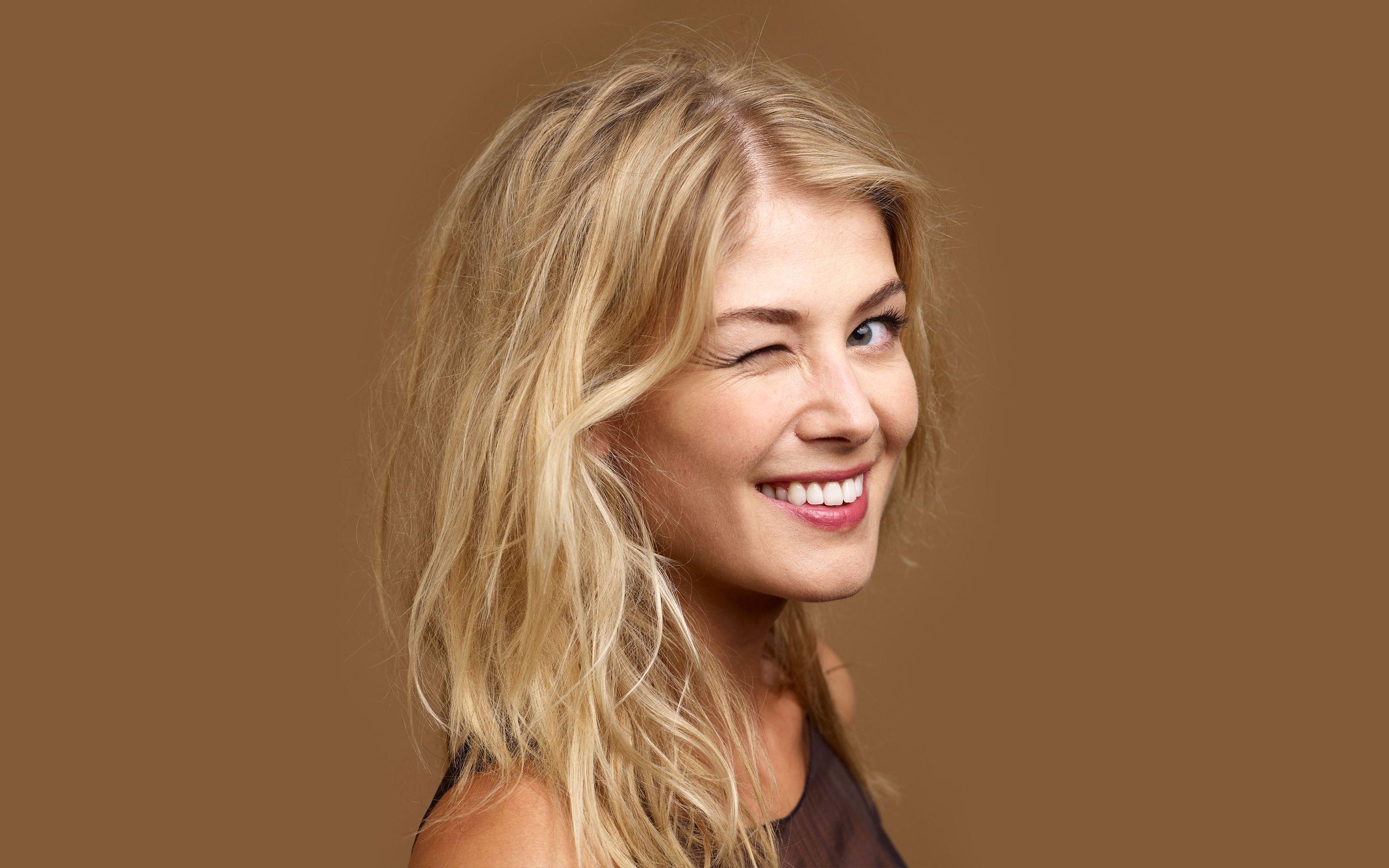 2880x1800 HD Rosamund Pike Wallpaper, Desktop