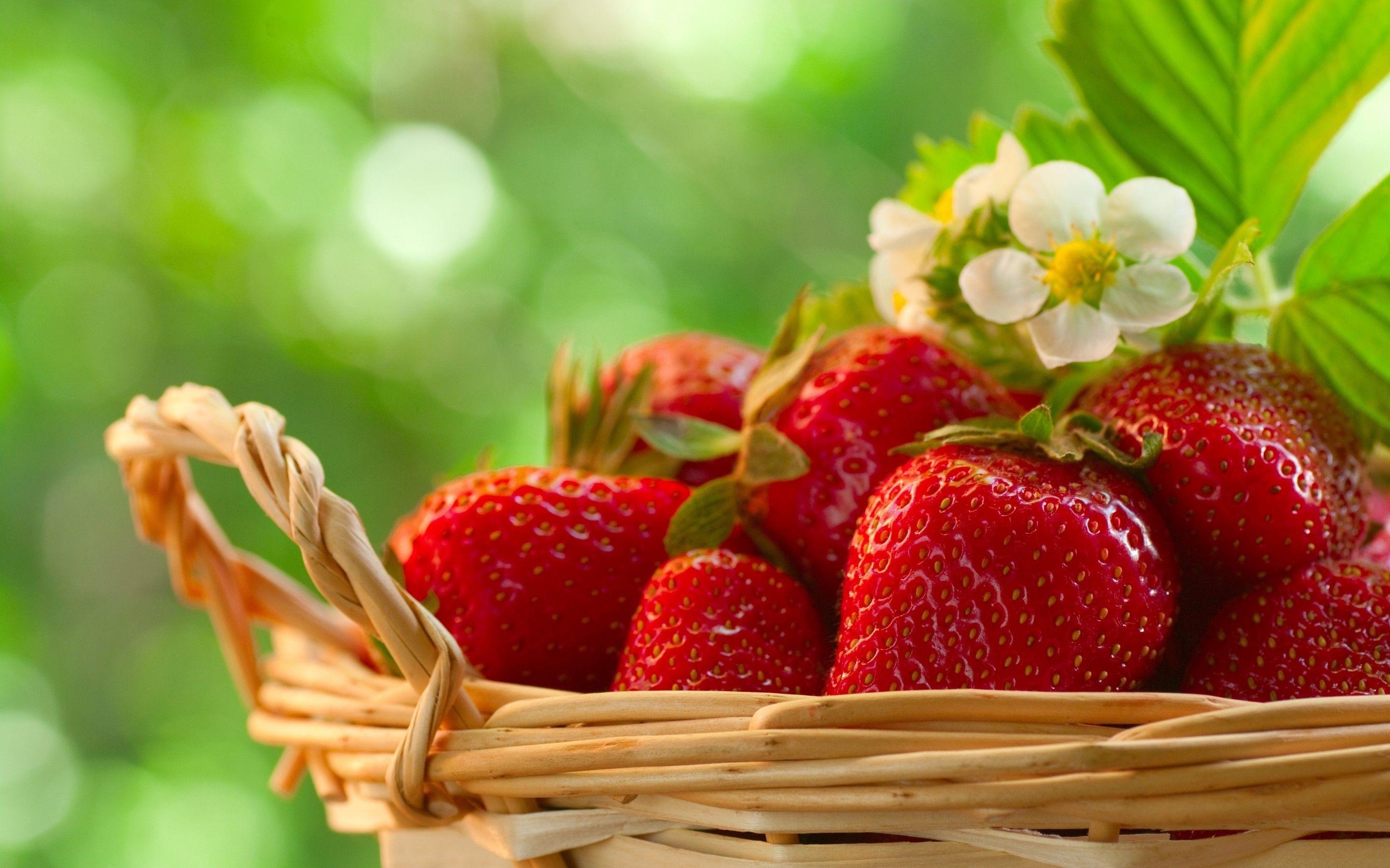 2880x1800 Strawberry, Desktop