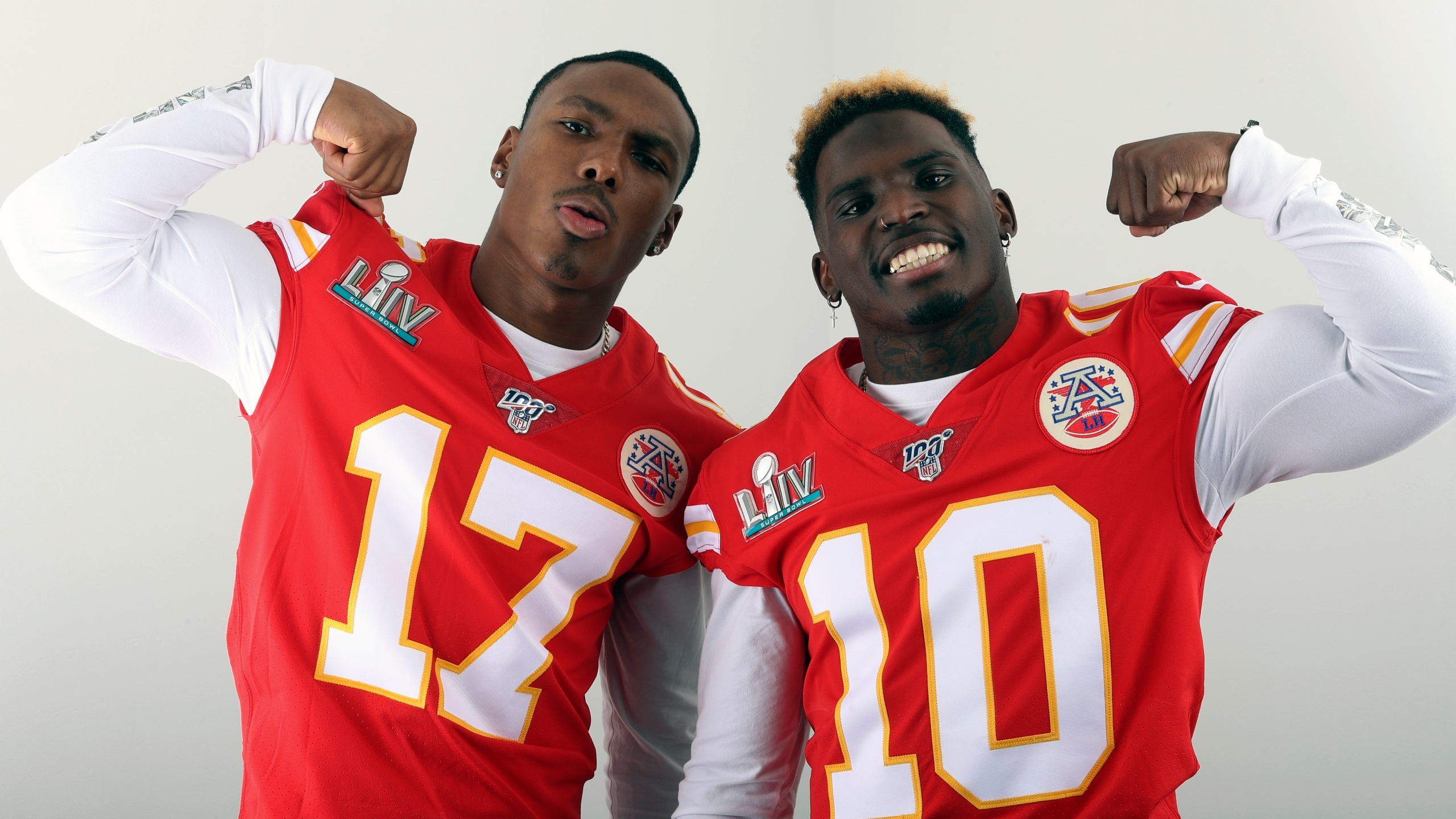 2560x1440 Chiefs wide receivers showcase speed during indoor race, Desktop