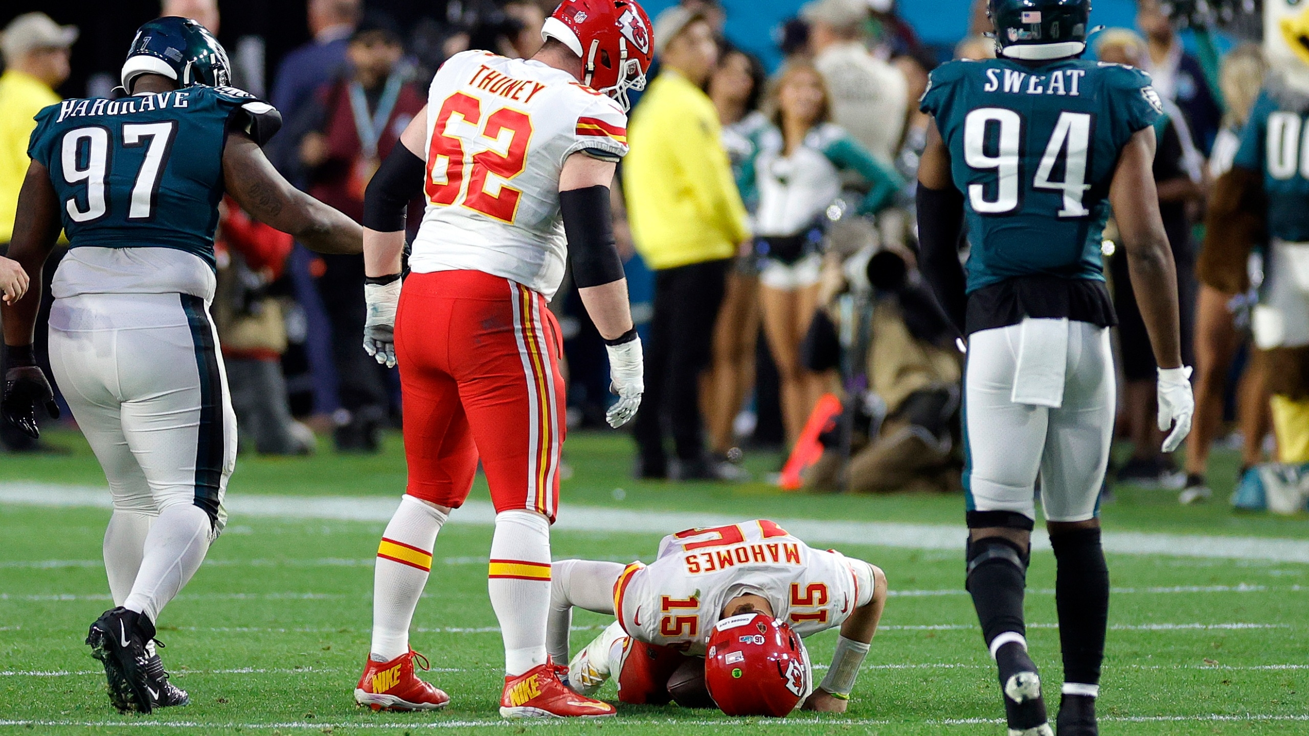 2560x1440 Chiefs' Mahomes comes up limping in first half of Super Bowl, Desktop