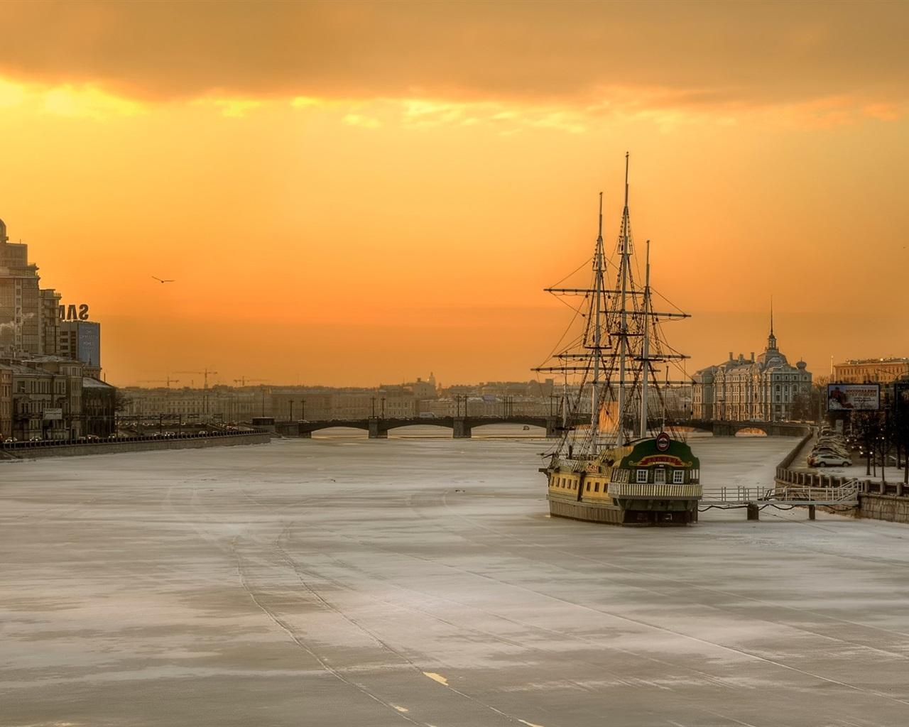 1280x1030 Wallpaper St. Petersburg, Russia, morning, city, river, boat, house, Desktop