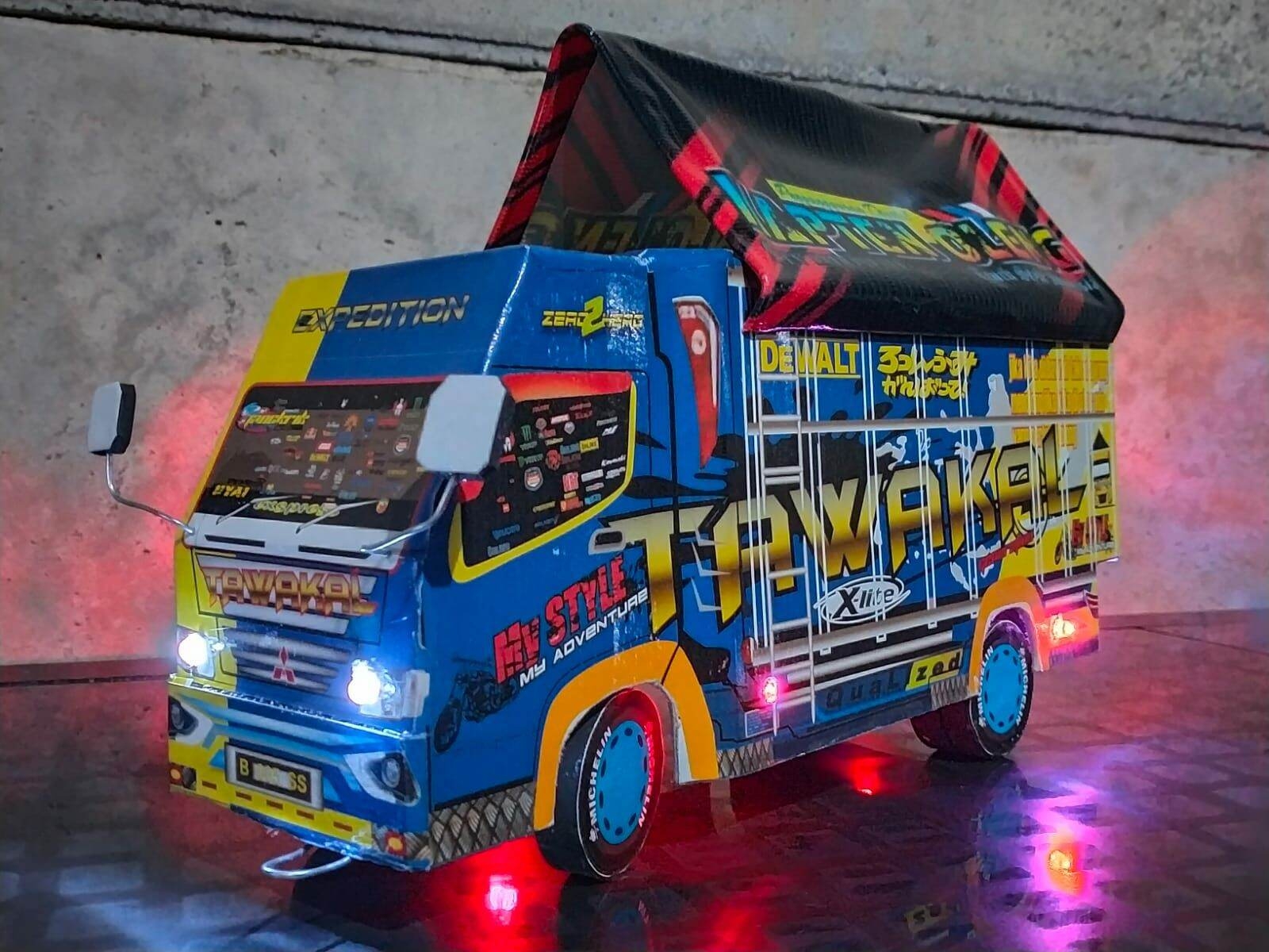 1600x1200 miniatur truk oleng parah tawakal Biru, Desktop