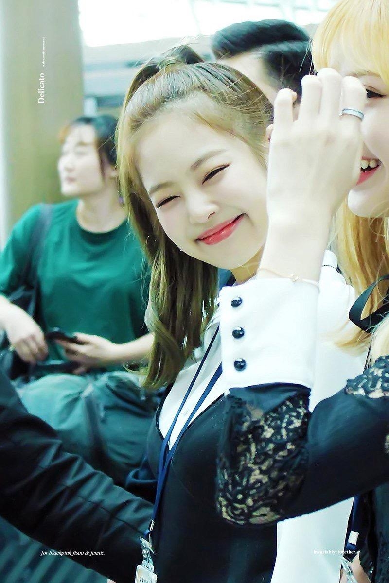 800x1200 Photo That Accurately Depict BLACKPINK Jennie's Cute vs. Side, Phone