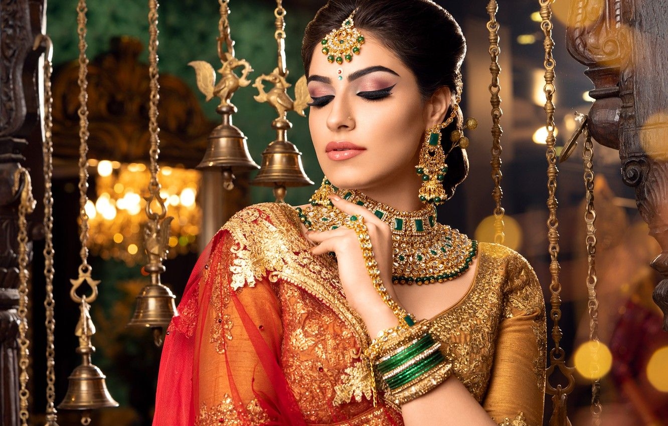 1340x850 Wallpaper girl, fashion, smile, beautiful, model, beauty, brunette, pose, indian, makeup, saree, sari, traditional, Jewelery image for desktop, section девушки, Desktop