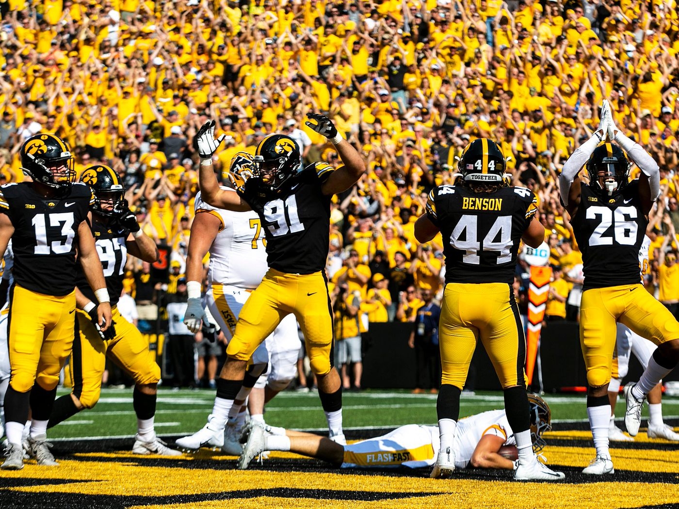 1400x1050 The Optimist's Guide to the 2022 Iowa Hawkeyes Heart Gold Pants, Desktop