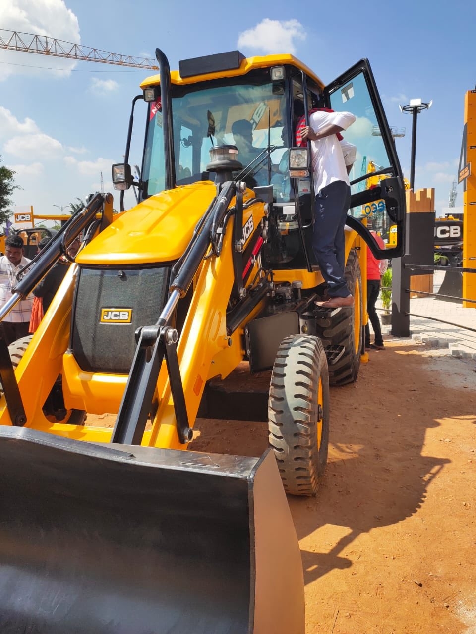 960x1280 JCB India All New JCB 3DX EcoXPERT, Equipped With IntelliPERFORMANCE Technology Is Here. Have You Checked It Out Yet? Visit Stall No. OD 1 To Experience The All New 3DX. #AlwaysLookingForABetterWay #, Phone