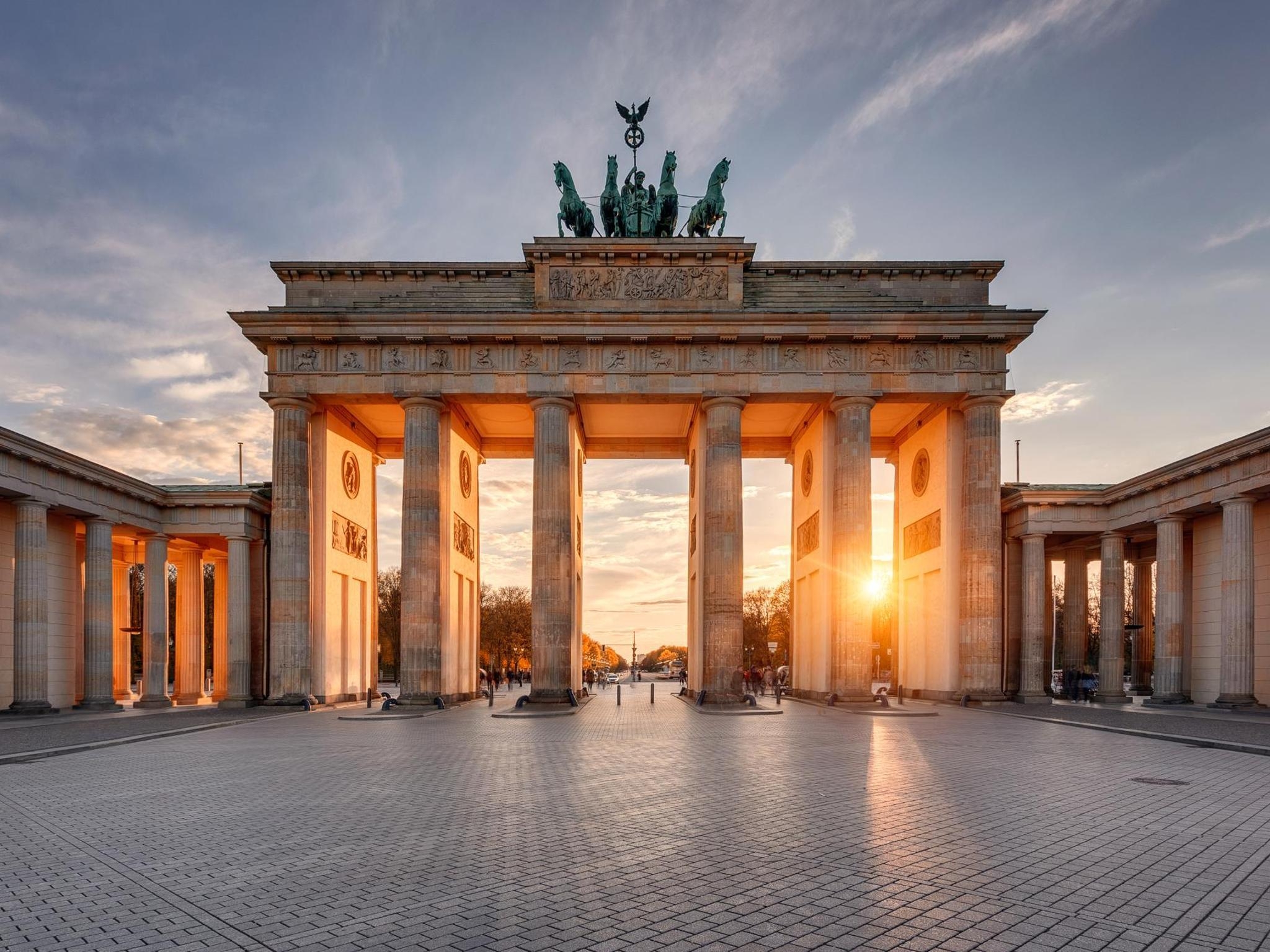 2050x1540 Where to stay near Berlin's Brandenburg Gate, Desktop