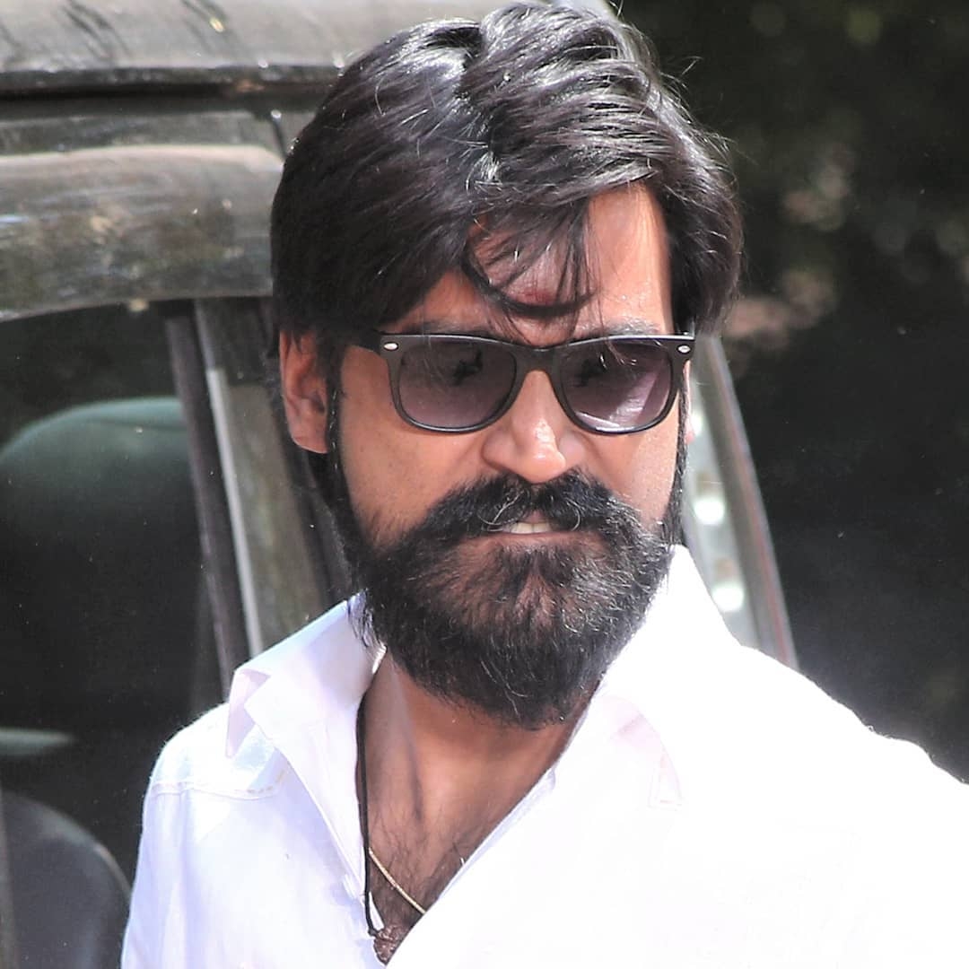 1080x1080 TicketNew much awaited #VadaChennai first look from 8th March. Get Ready ! #Dhanush #Vetrimaaran #Samuthirakani #Kishore #Ameer #DanielBalaji @TicketNew, Phone