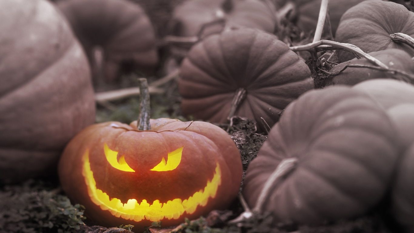 1370x770 9eerie9 1366*768 Eerie Autumn Halloween, Spooky Halloween Wallpaper 15, Desktop