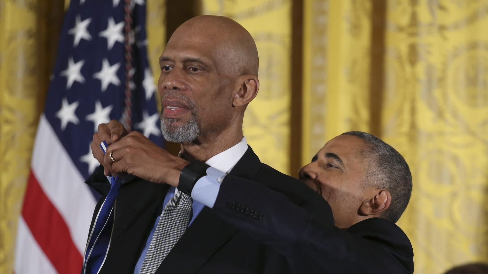 1600x900 Barack Obama awards Presidential Medal of Freedom to Kareem Abdul, Desktop