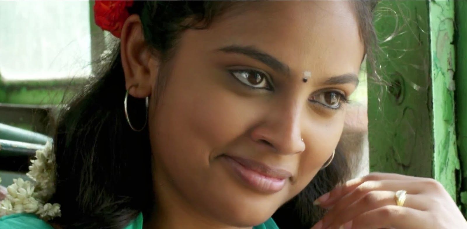 1600x790 indians cinema gallerys: Attakathi Actress Nandita wallpaper download, Dual Screen