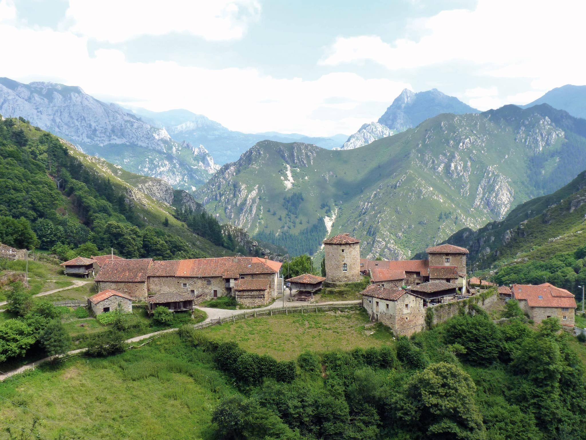 2050x1540 The tiny village of Banduxu in Proaza (Asturias Spain), Desktop