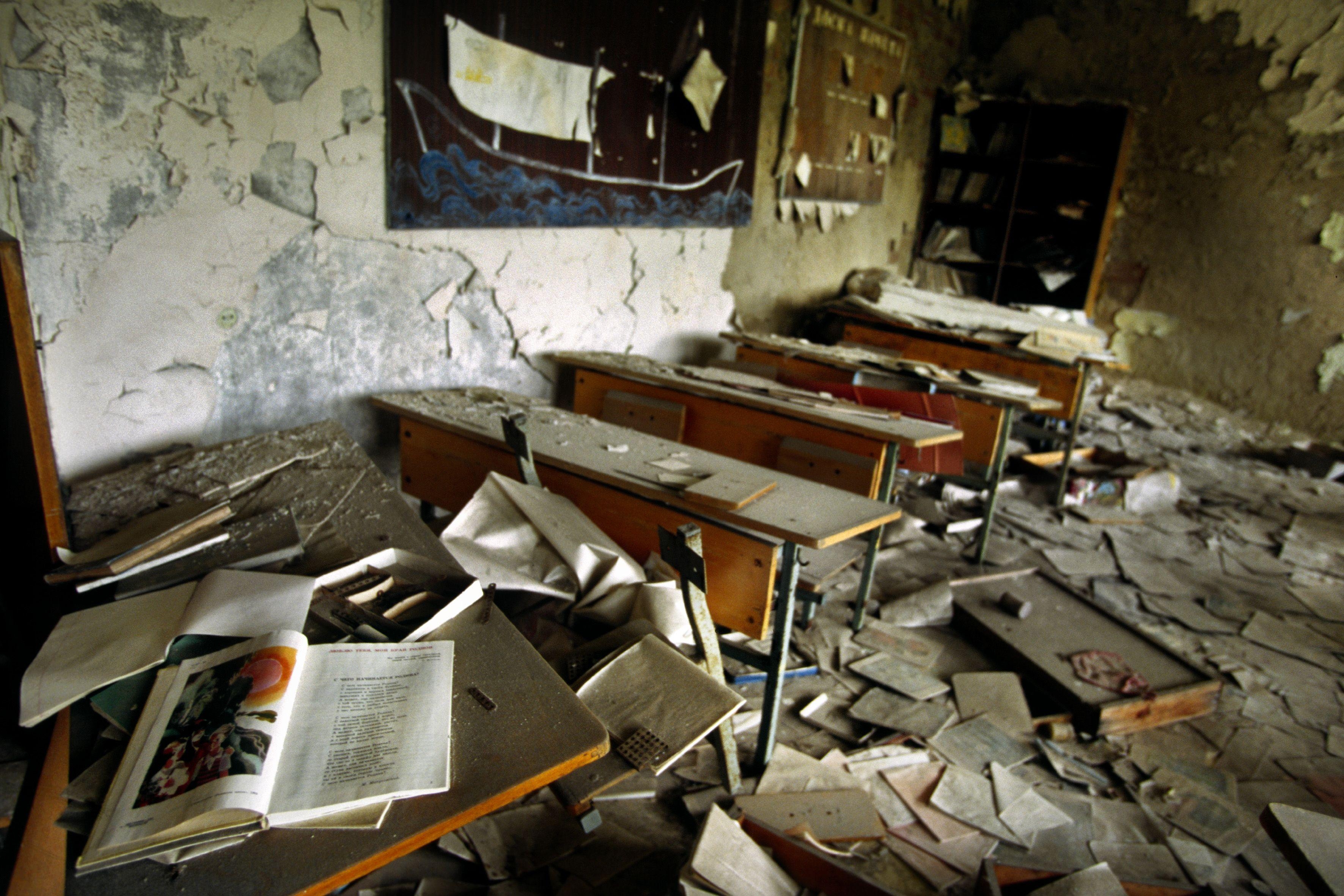 3550x2370 ruins, Chernobyl, classroom, abandoned wallpaper, Desktop