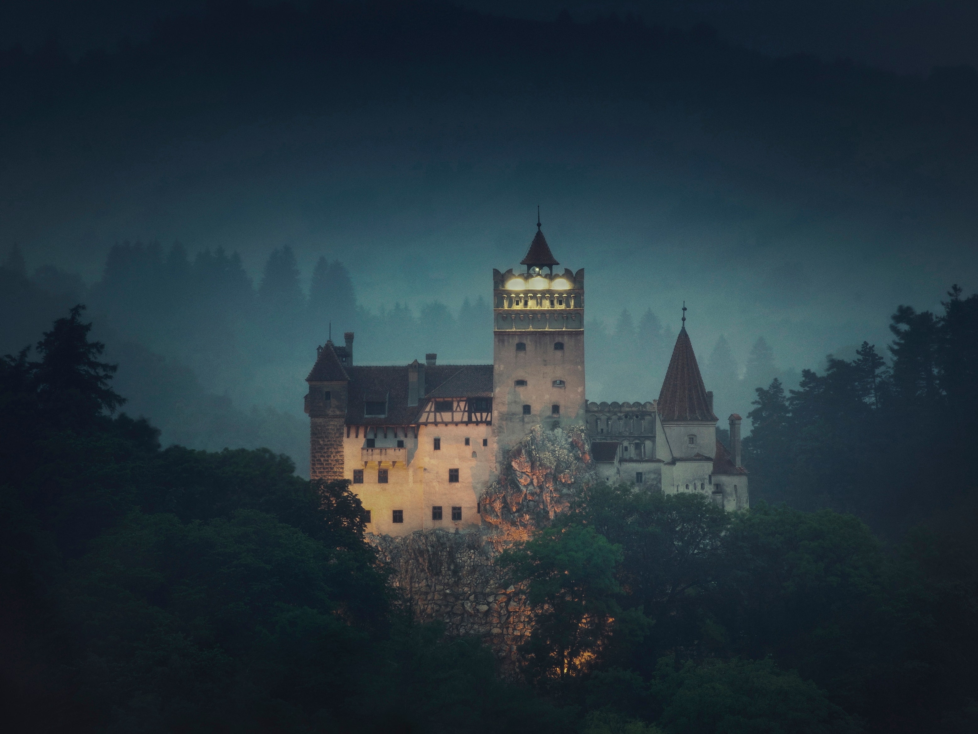 3120x2340 Would You Spend Halloween Night at Dracula's Castle?, Desktop