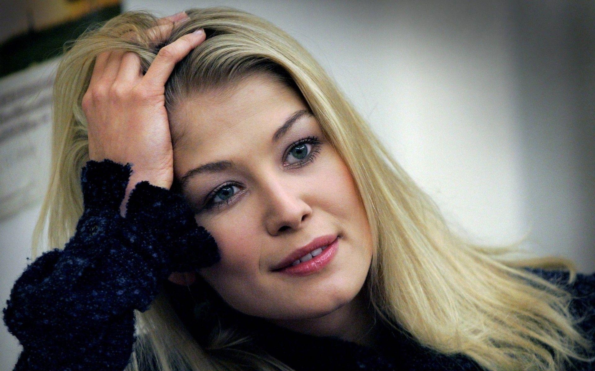 1920x1200 Rosamund Pike HD Wallpaper for desktop download, Desktop