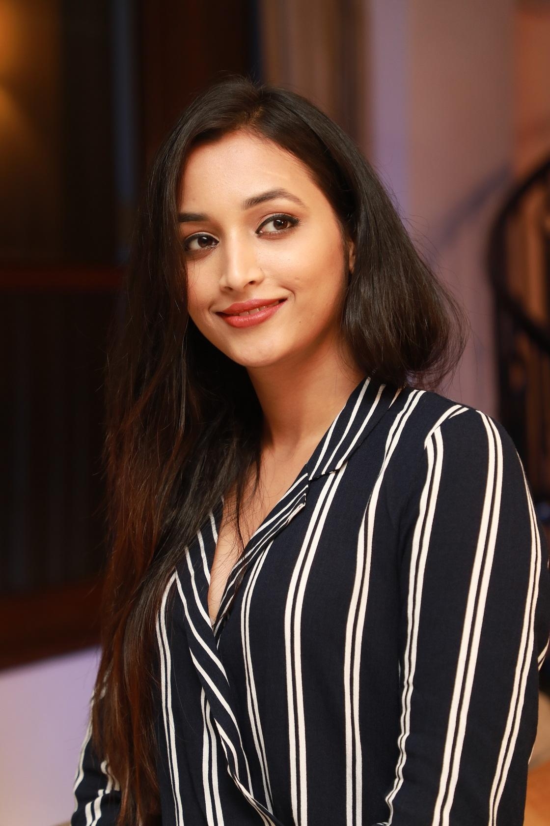 1120x1680 Srinidhi Shetty's Best Look Photo, Phone