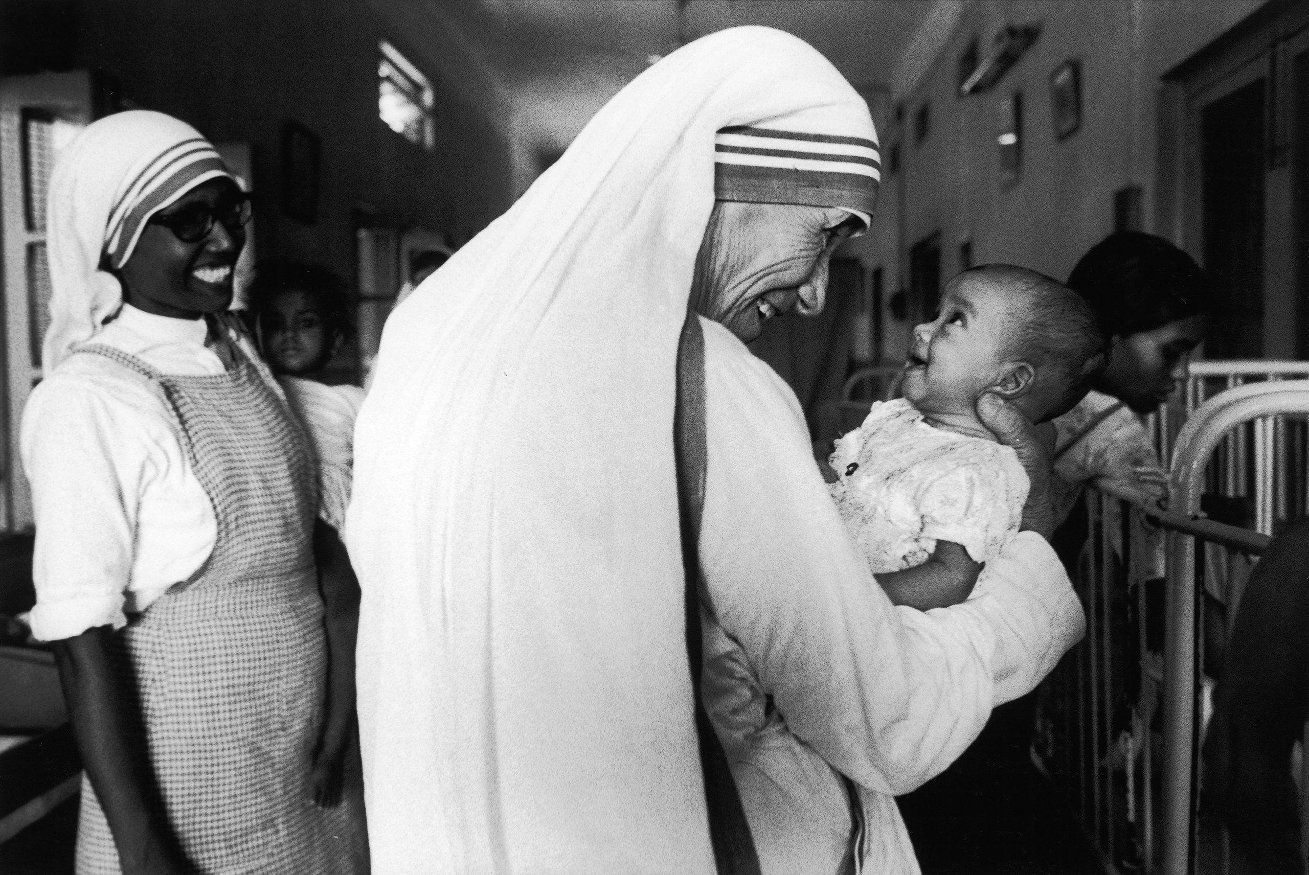 2560x1720 Mother Teresa Photo: Image Show the Power of Her Work, Desktop