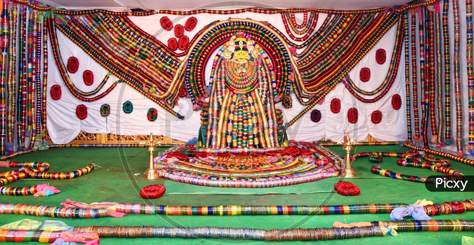 1600x830 Image of Goddess Kanaka Durga Adorned with Bangles in Vijayawada, Desktop