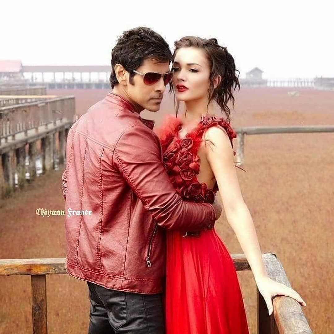 1080x1080 Chiyaan Vikram & Amy Jackson in I (2015) #chiyaanvikram #i #india Chiyaan Vikram & Amy J. Amy jackson, Amy jackson model, Actors, Phone