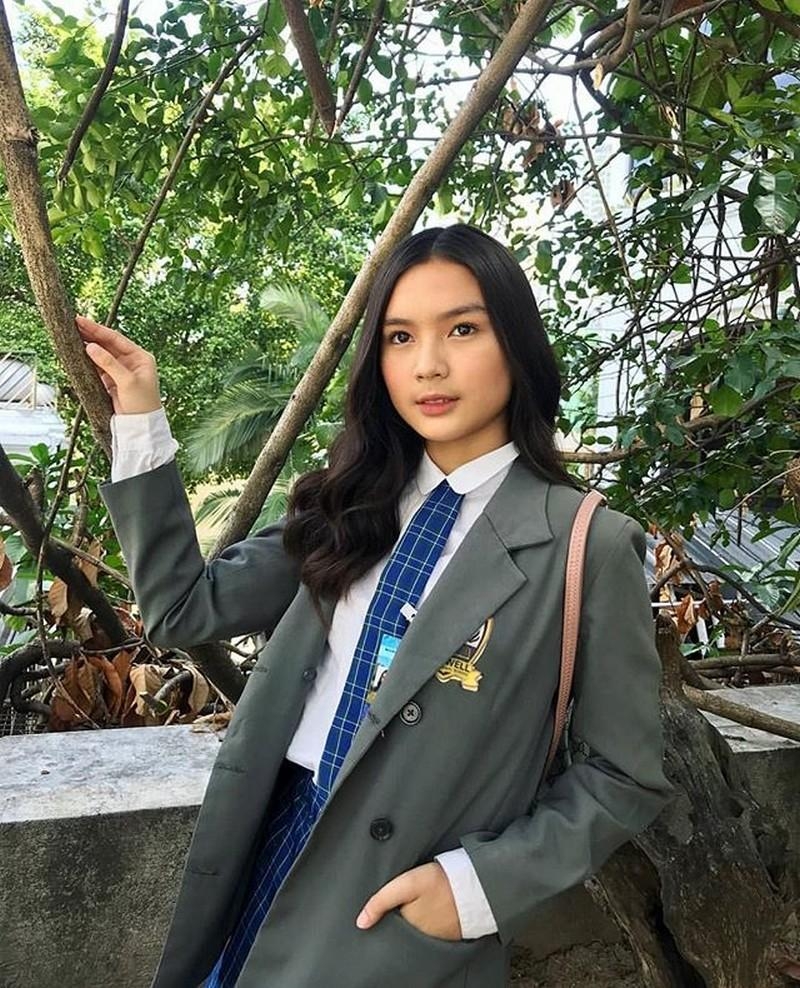 800x990 LOOK: What Francine Diaz aka Kadenang Ginto's Cassie do in between takes, Phone