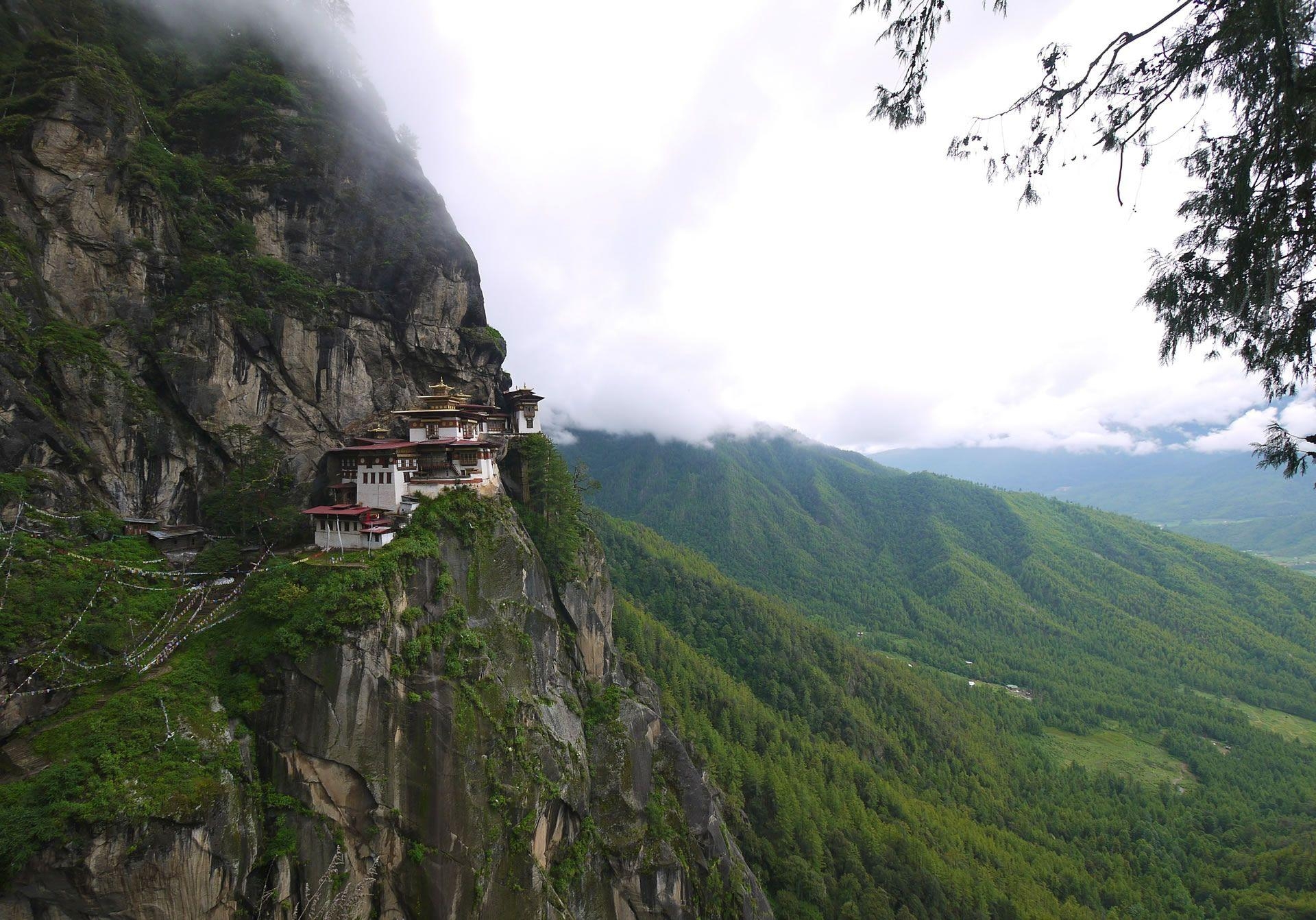 1920x1350 bhutan rock homes. HD Windows Wallpaper, Desktop