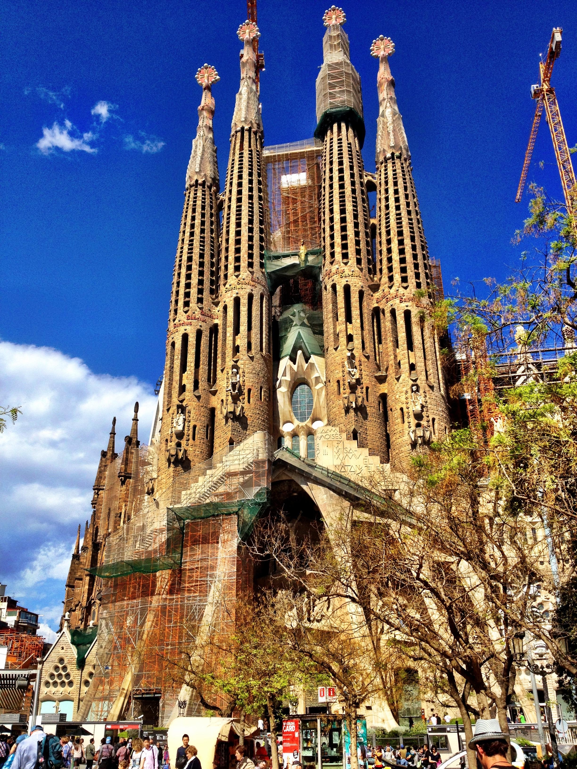 2450x3270 La Sagrada Familia. the world is at your feet, Phone