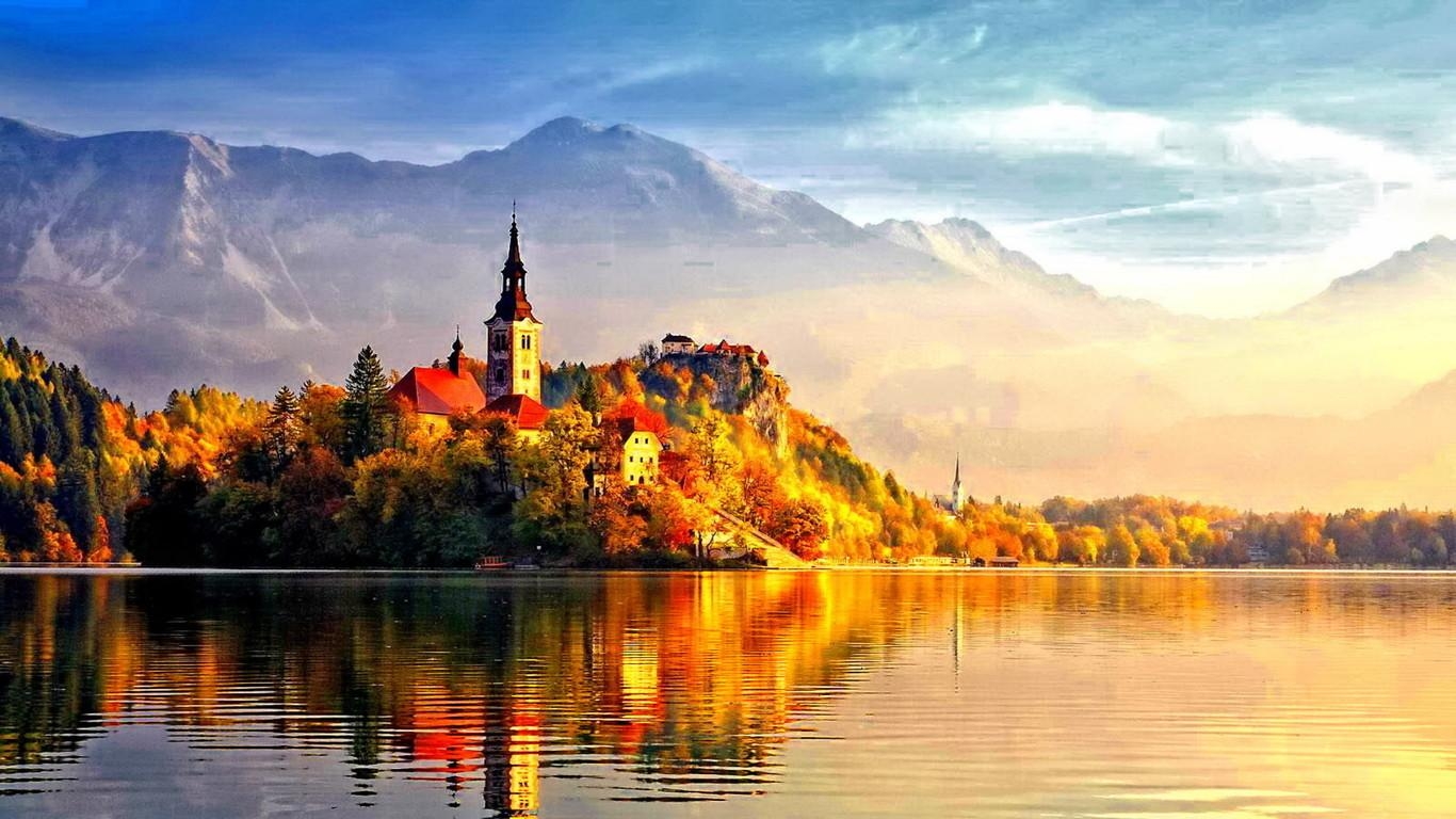 1370x770 Beautiful castle in the light of Autumn sun, Desktop