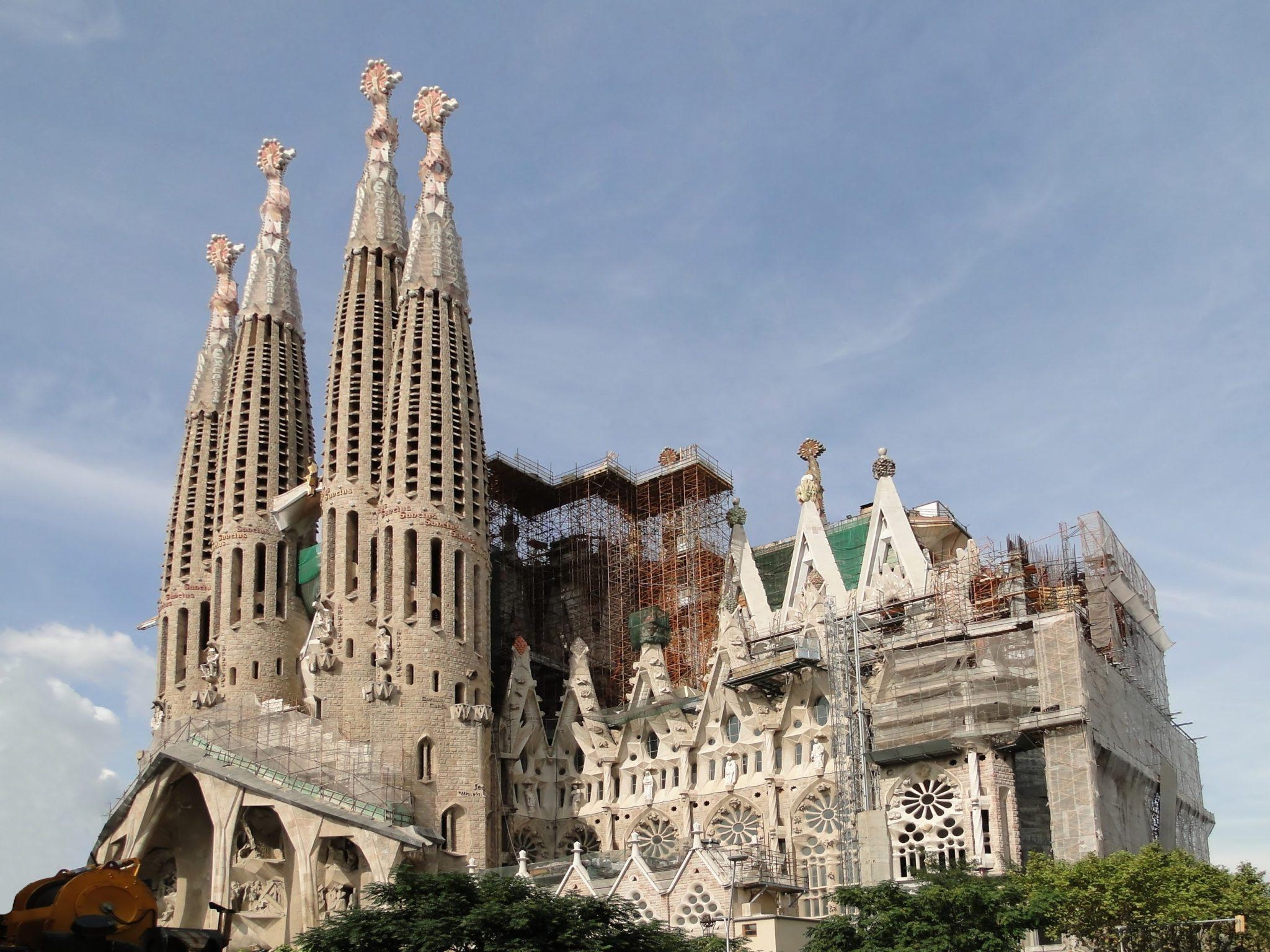 2050x1540 La Sagrada Familia, Desktop