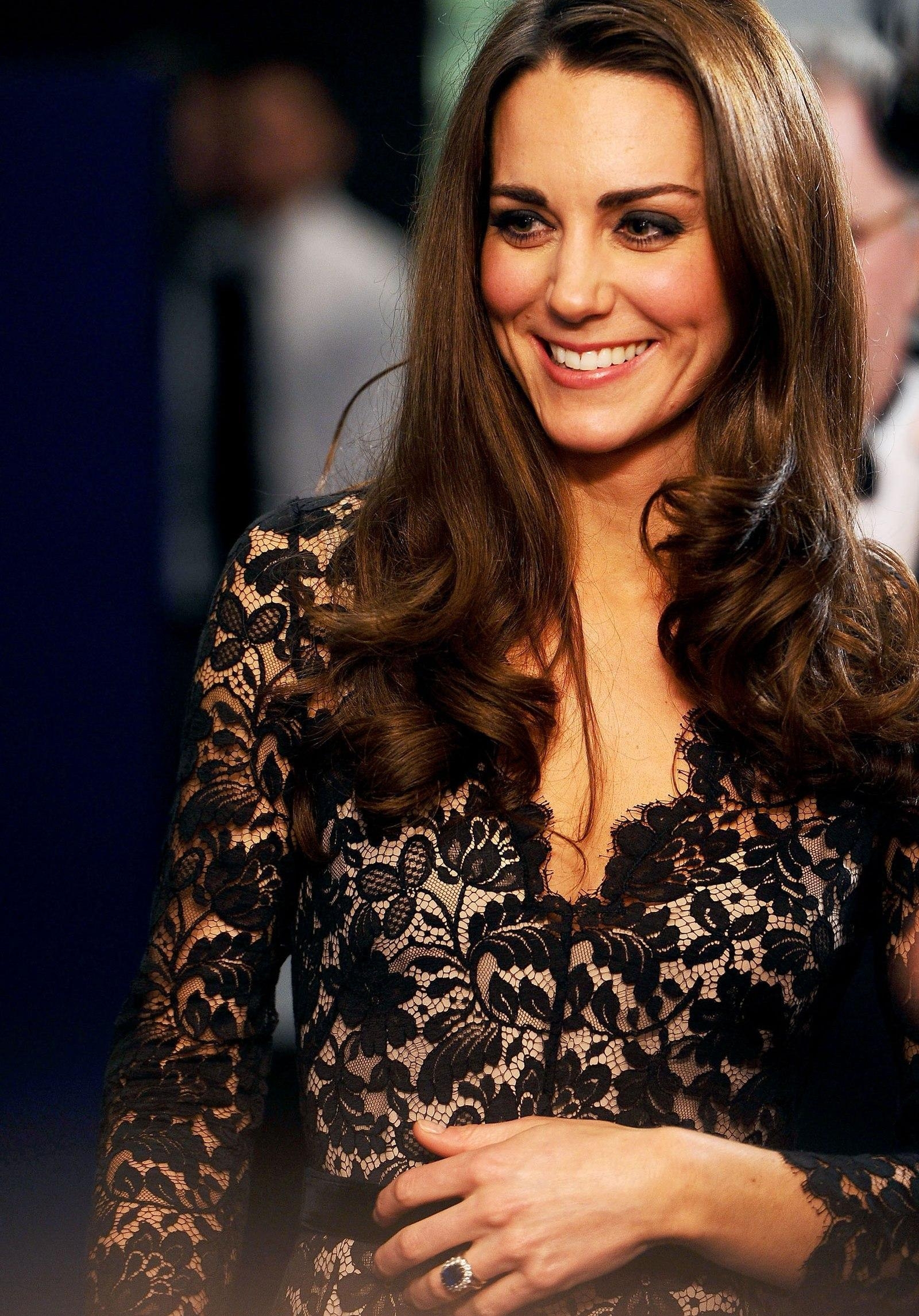 1600x2290 Kate Middleton, Phone