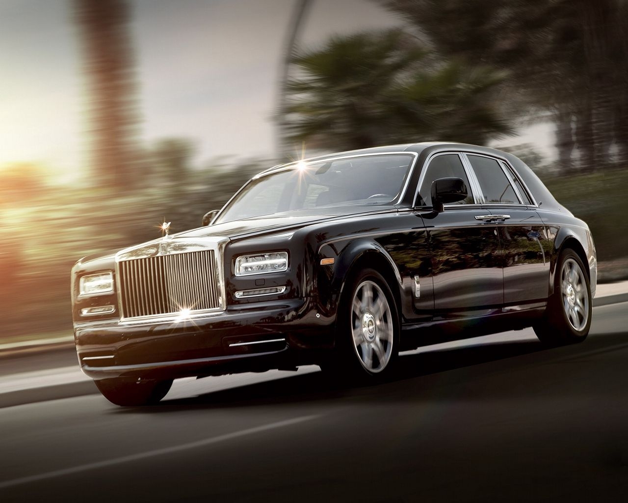 1280x1030 Download wallpaper  rolls royce, phantom, luxury, side view, black, movement standard 5:4 HD background, Desktop