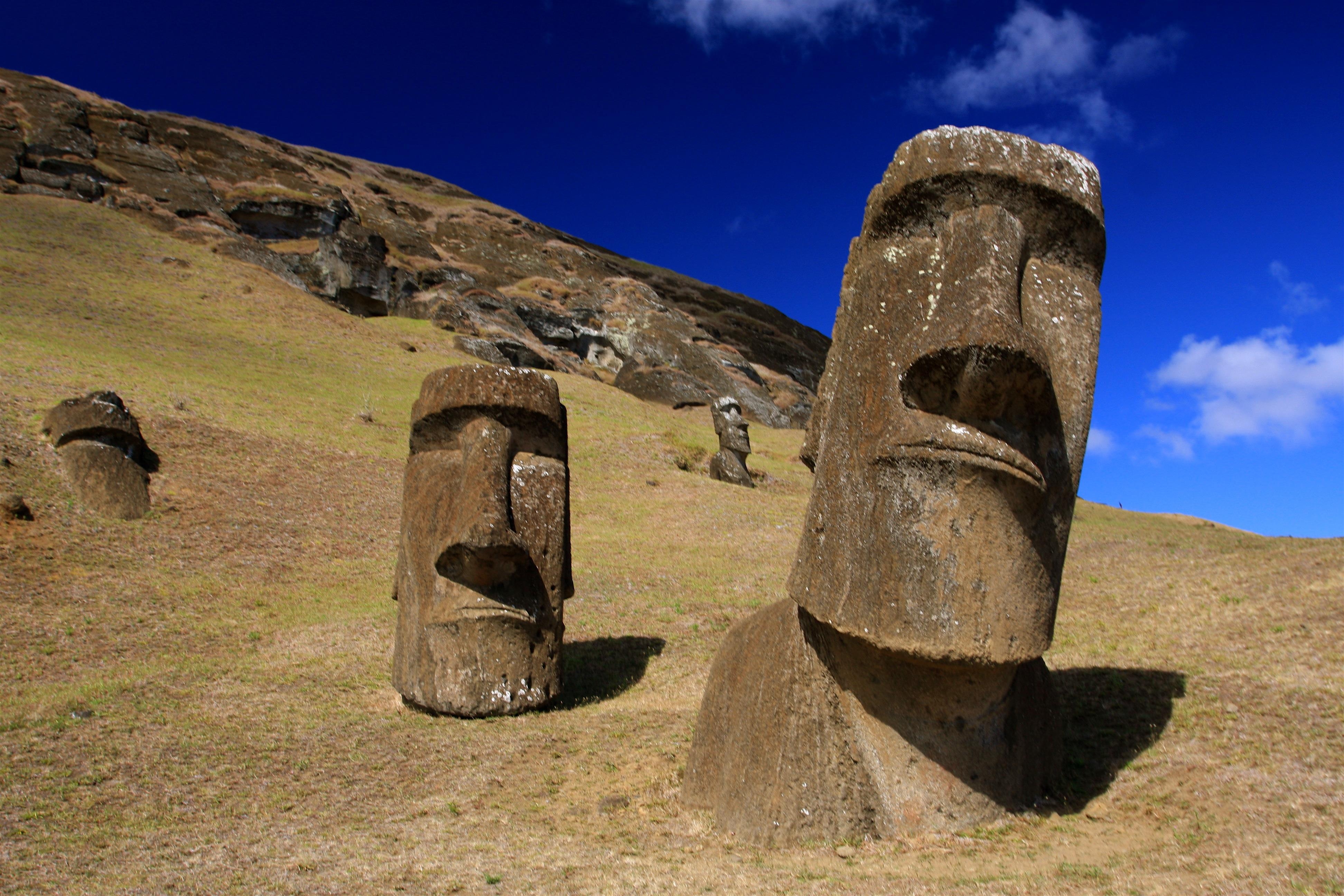 3890x2600 Moai at Rano Raraku, Desktop