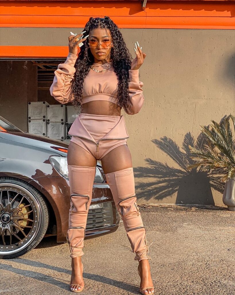 820x1030 Kamo Breaks Fashion Rules With Her Outfit [Photo Video], Phone