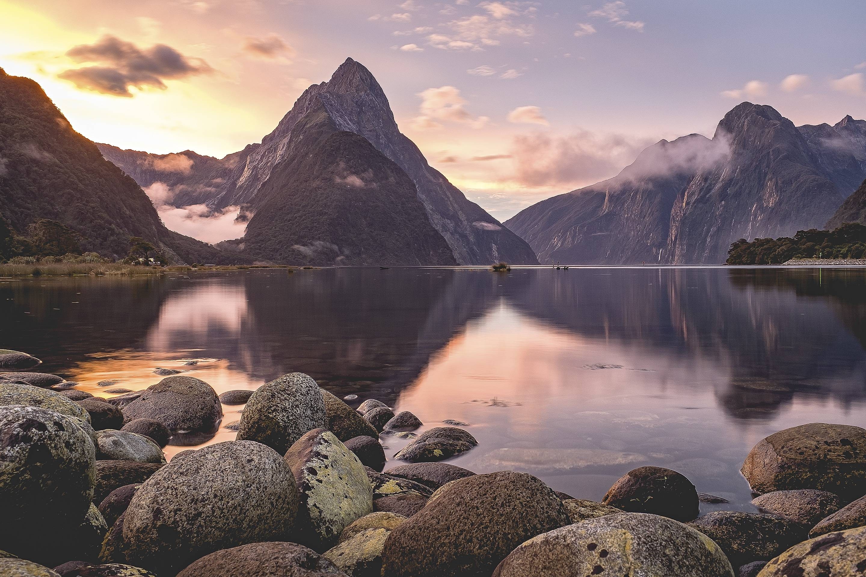 2880x1920 Milford Sound, New Zealand, rocks, lake, Desktop