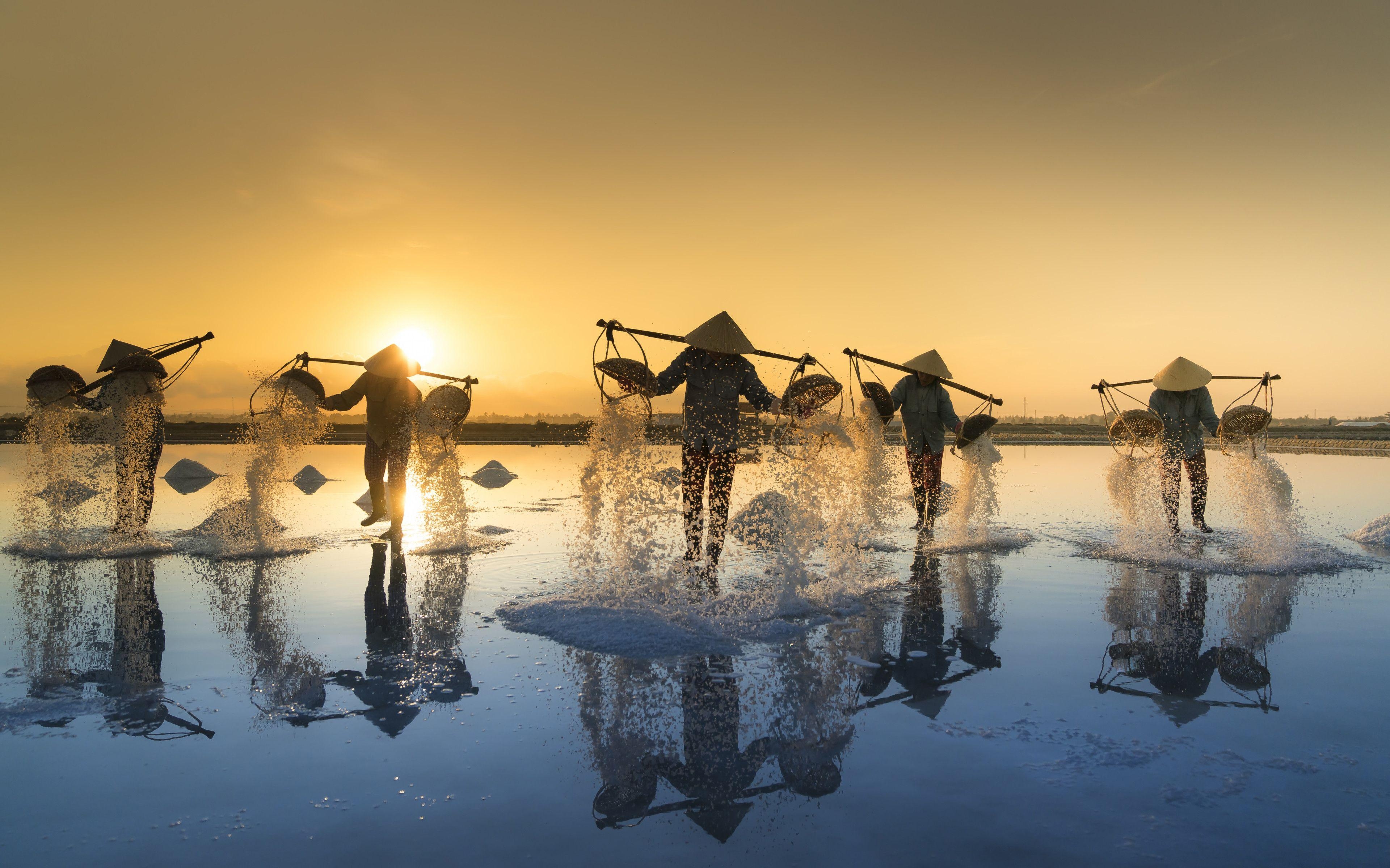 3840x2400 Farmers in The Hon Khoi Salt Fields, Vietnam widescreen wallpaper, Desktop