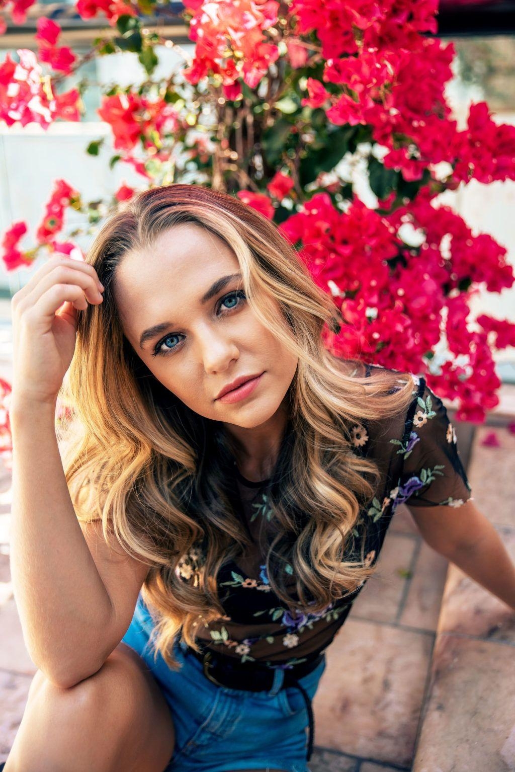 1030x1540 Jumanji: Welcome to the Jungle' Star Madison Iseman on Her, Phone