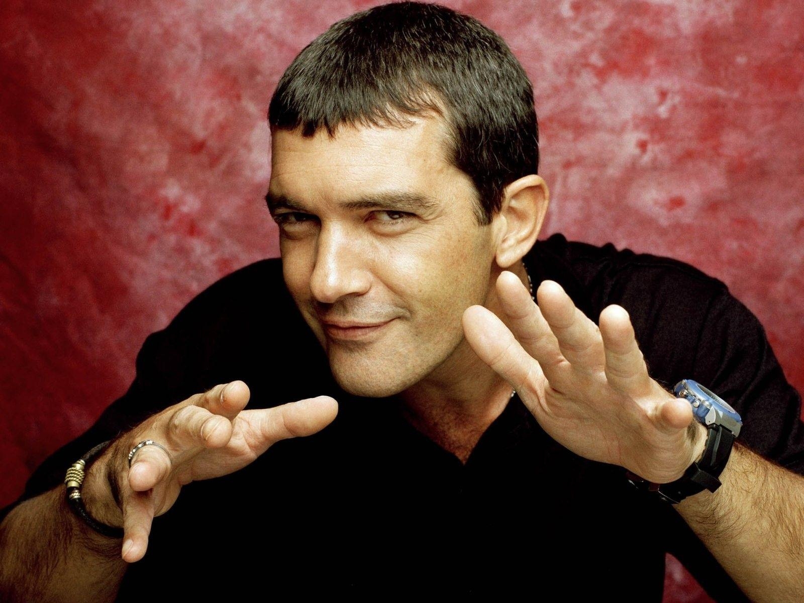 1600x1200 Antonio banderas, Actor, Man, Emotions, Gestures wallpaper, Desktop