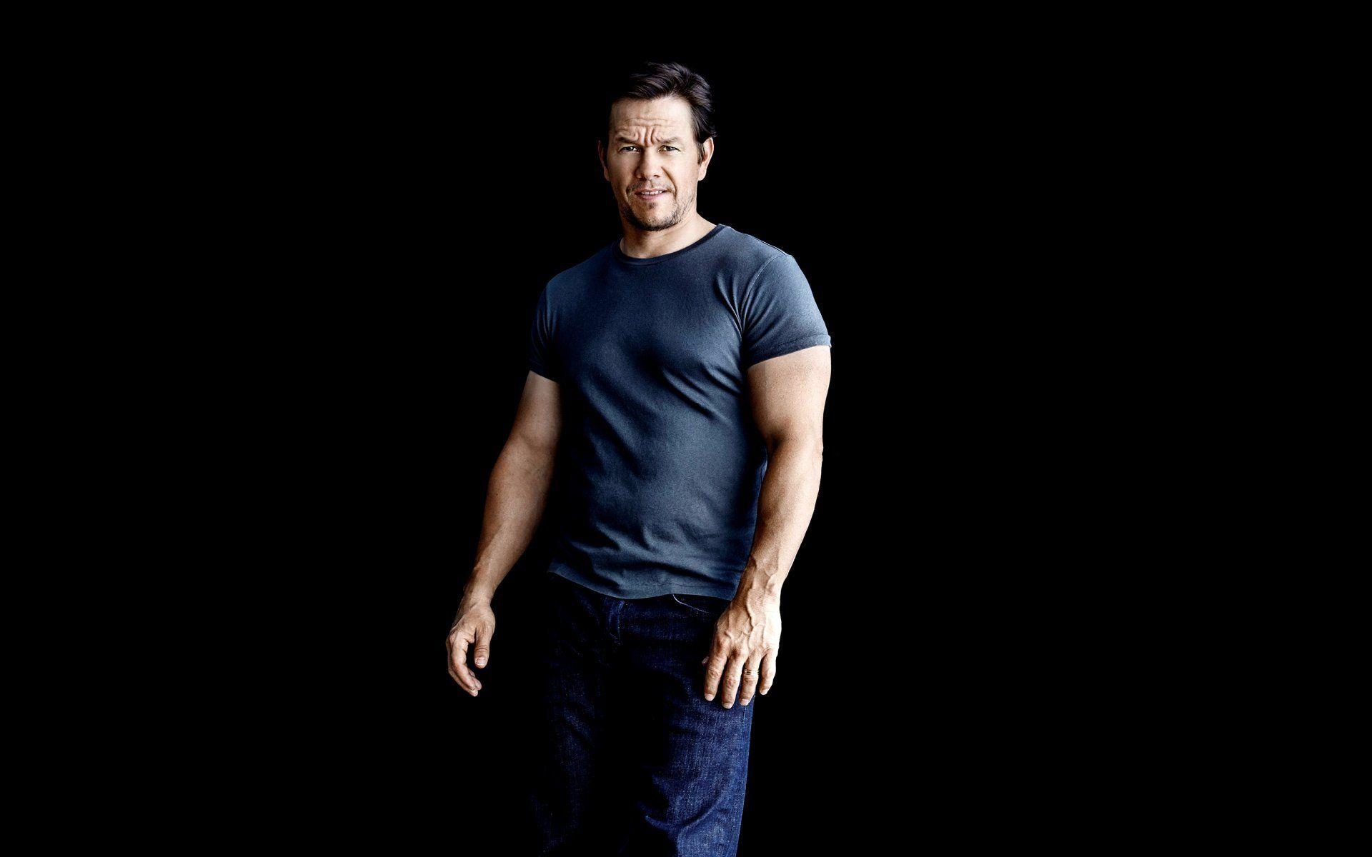 1920x1200 Mark Wahlberg Mark Wahlberg Actor Jeans T Shirt Black Background, Desktop