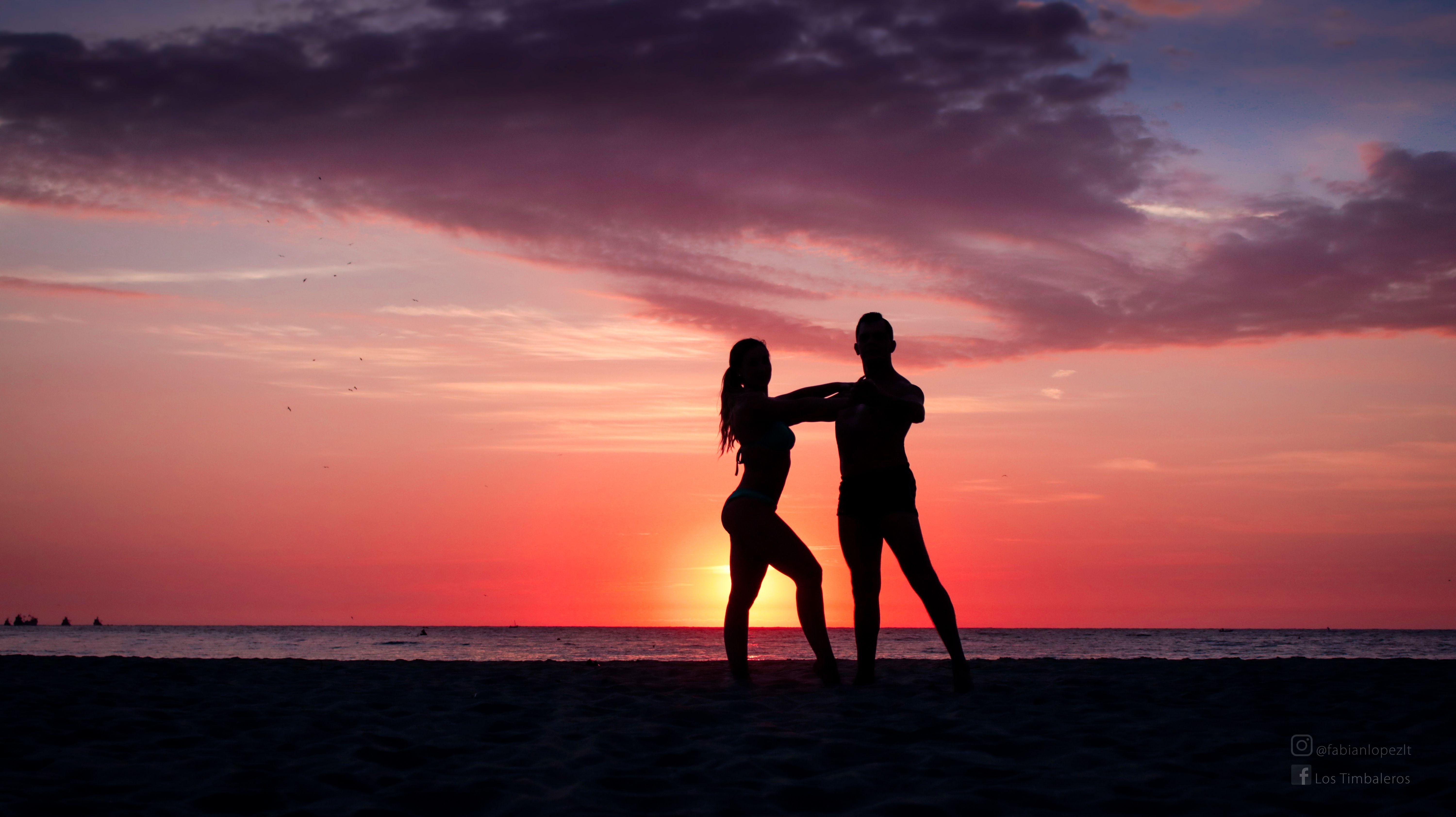 6000x3370 Pareja bailando en la playa al atardecer silueta sombra- couple, Desktop