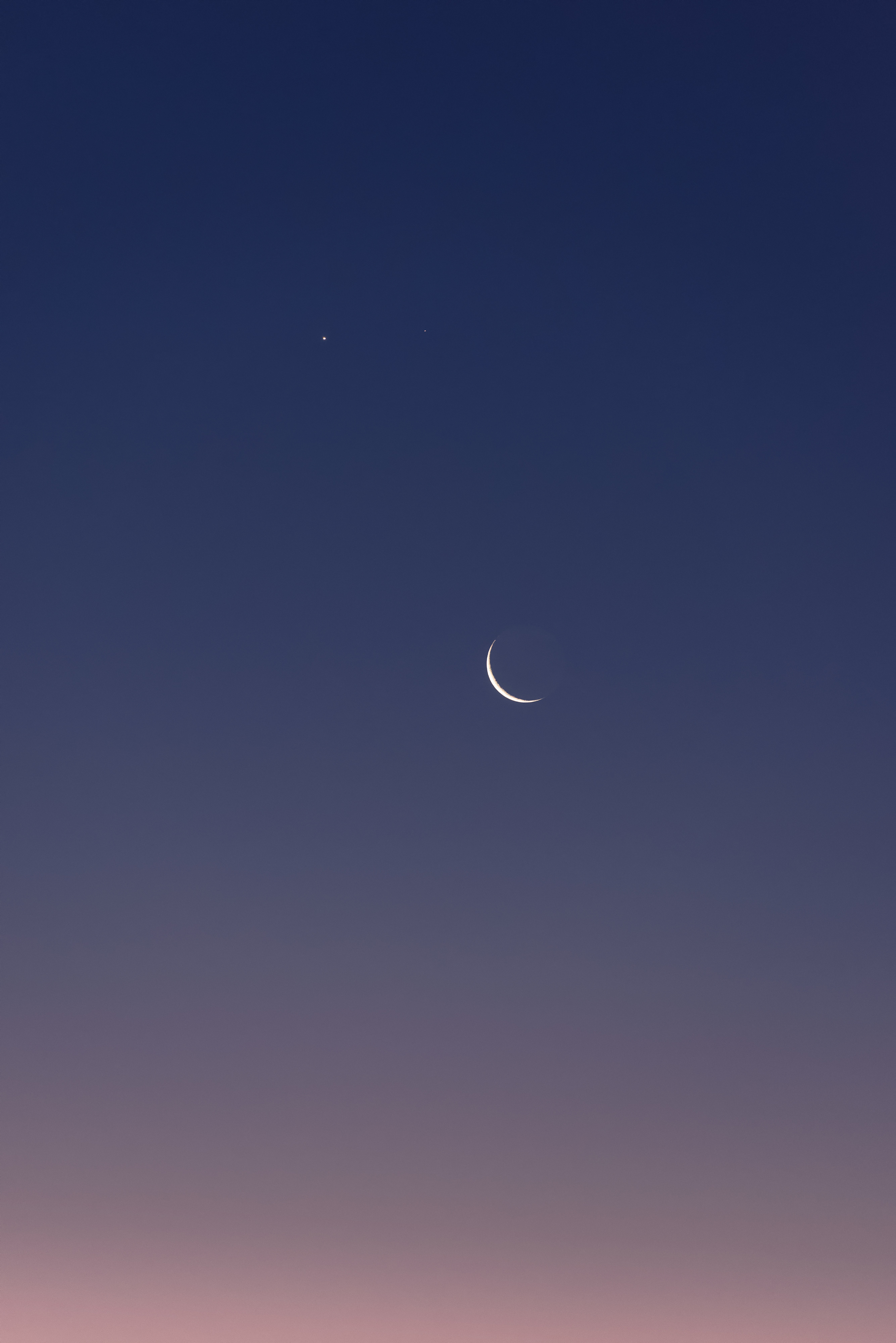 2670x4000 Venus and Mars above the crescent Moon, Phone