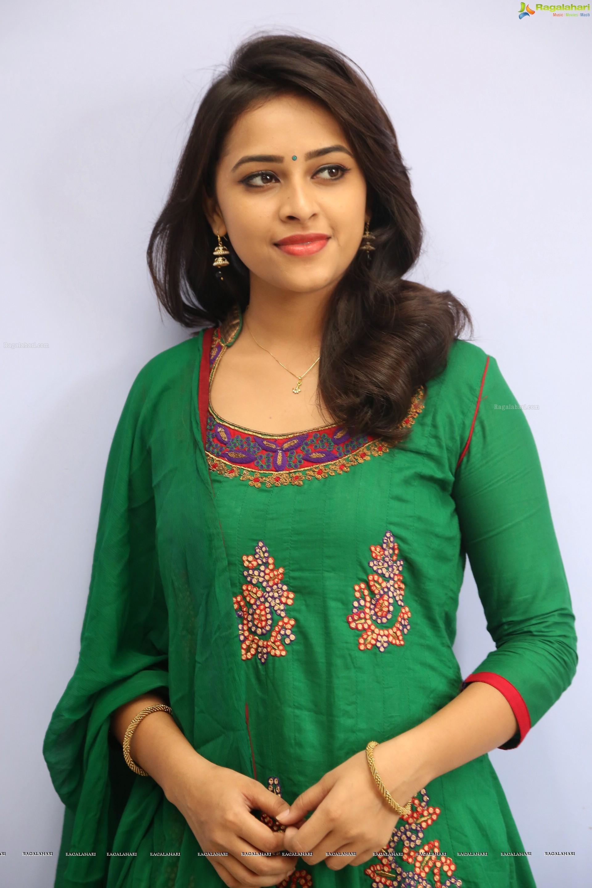 1920x2880 Sri Divya (HD) Image 14. Telugu Heroines Wallpaper , Telugu Actress, Phone