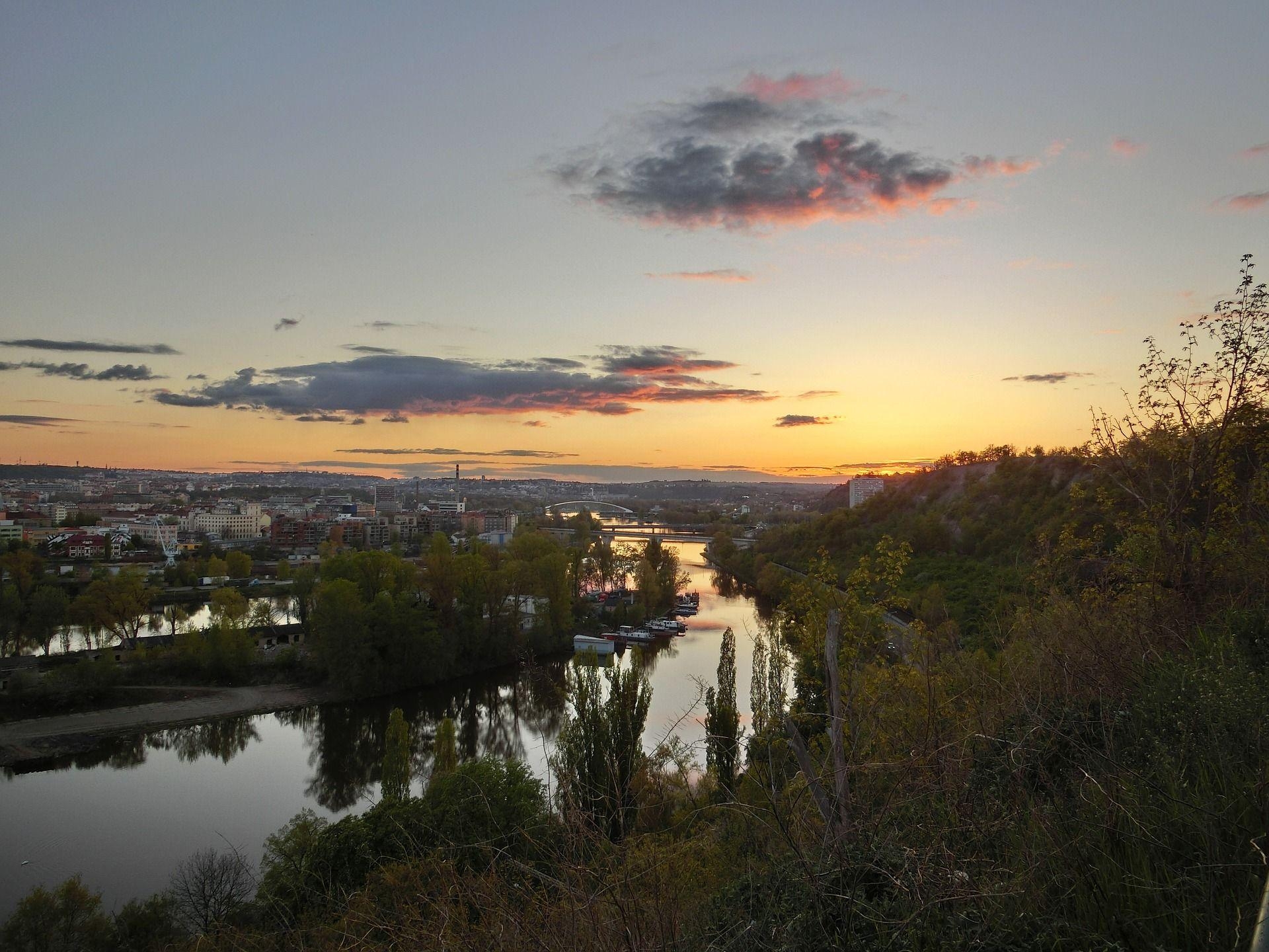 1920x1440 Visiting the Vine and Wine World of Moldova, Desktop