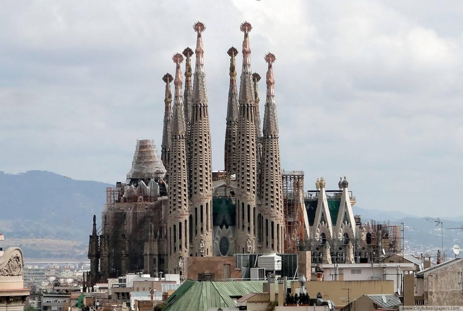 1600x1080 The magnificent la sagrada familia church in Barcelona, Desktop